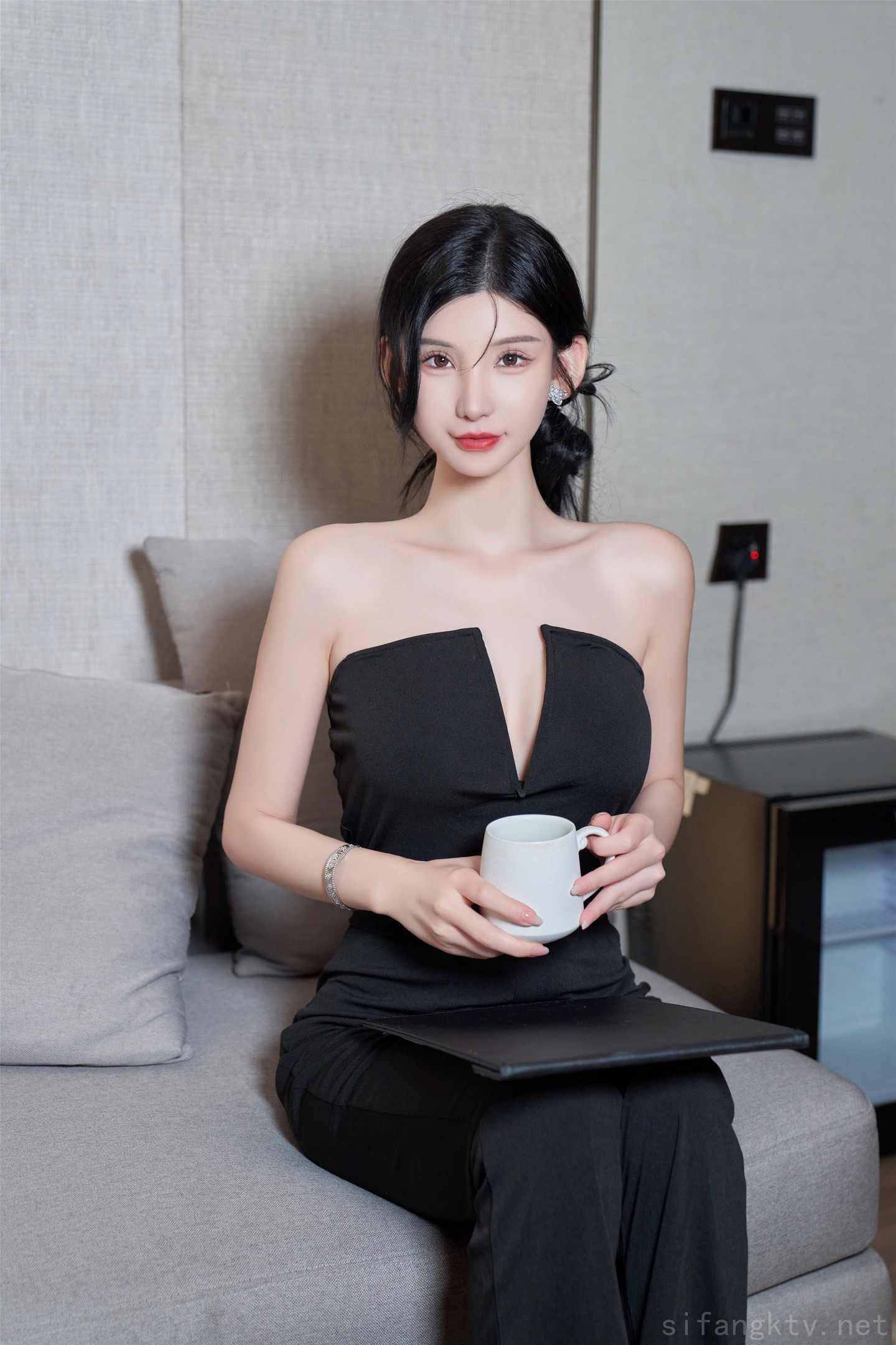 秀人网当红最骚女神模特周于希大胆私拍露毛露奶乳夹逼夹三点一线-08-19