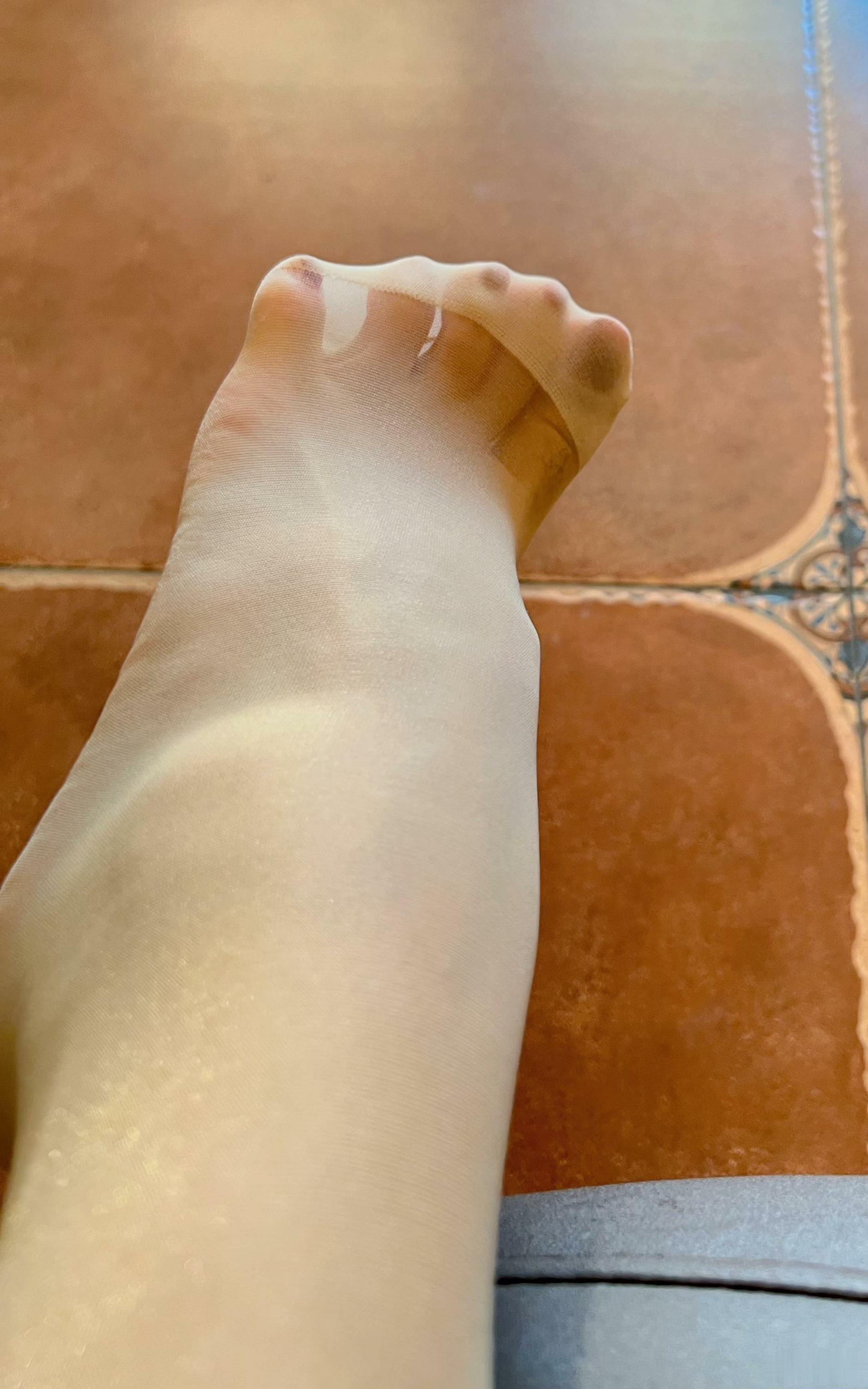 021纪念小小v5--微密圈系列-肉丝脚丫18P101MB-08-29