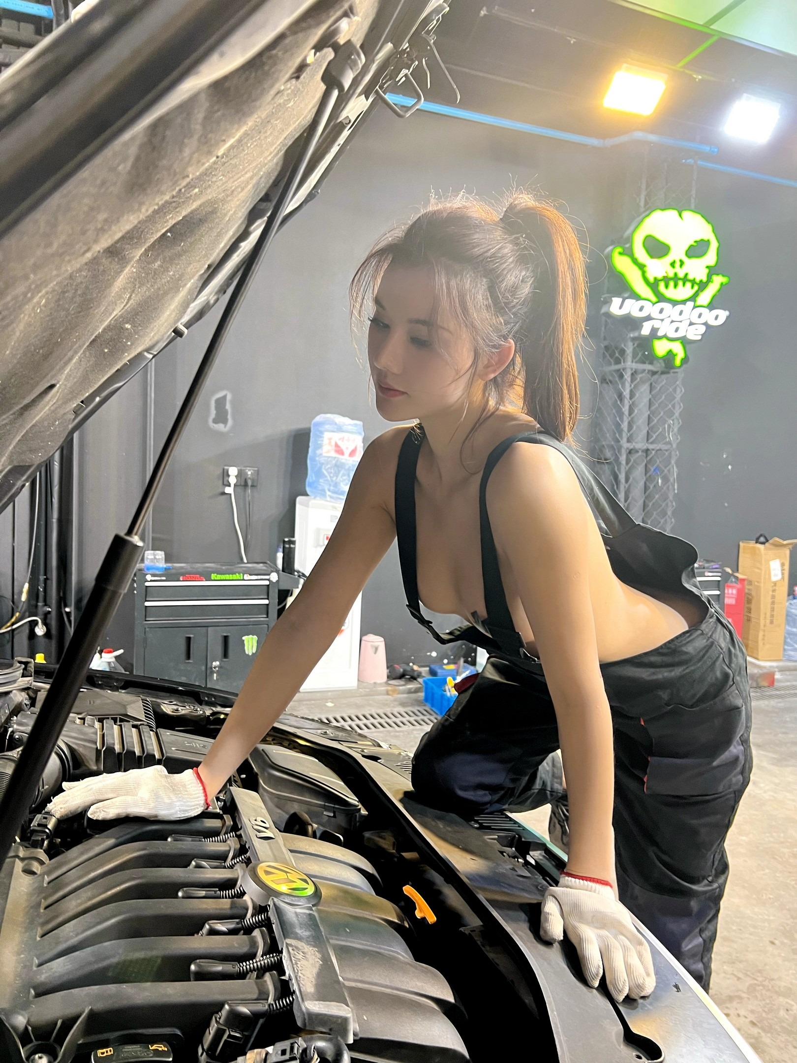 网红女神嫩模-阿朱-品-性感汽修工-08-26