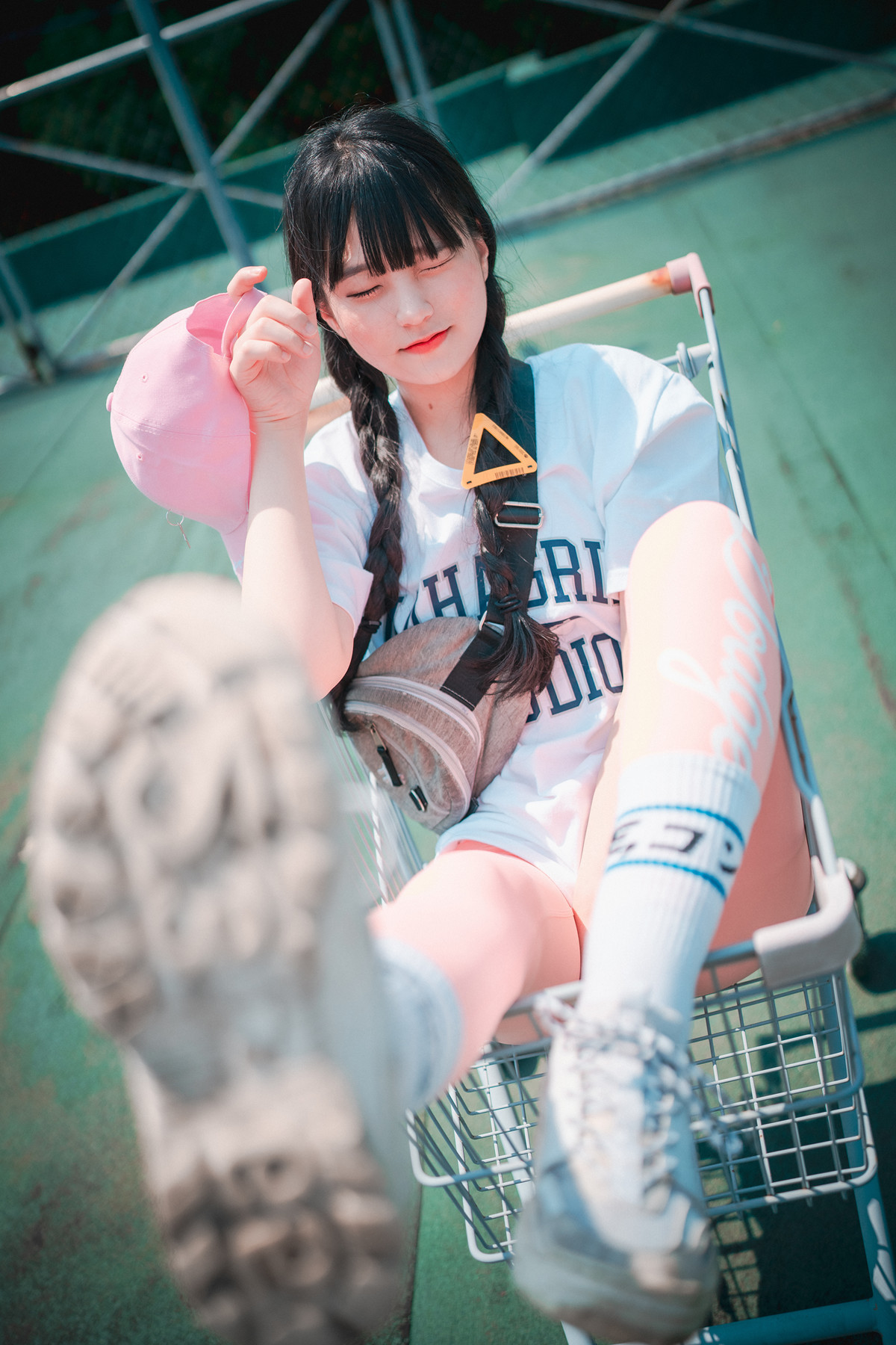 Jeong-Jenny-정제니-DJAWA-8216Loose-and-Tight-Pink8217-Set01-09-23