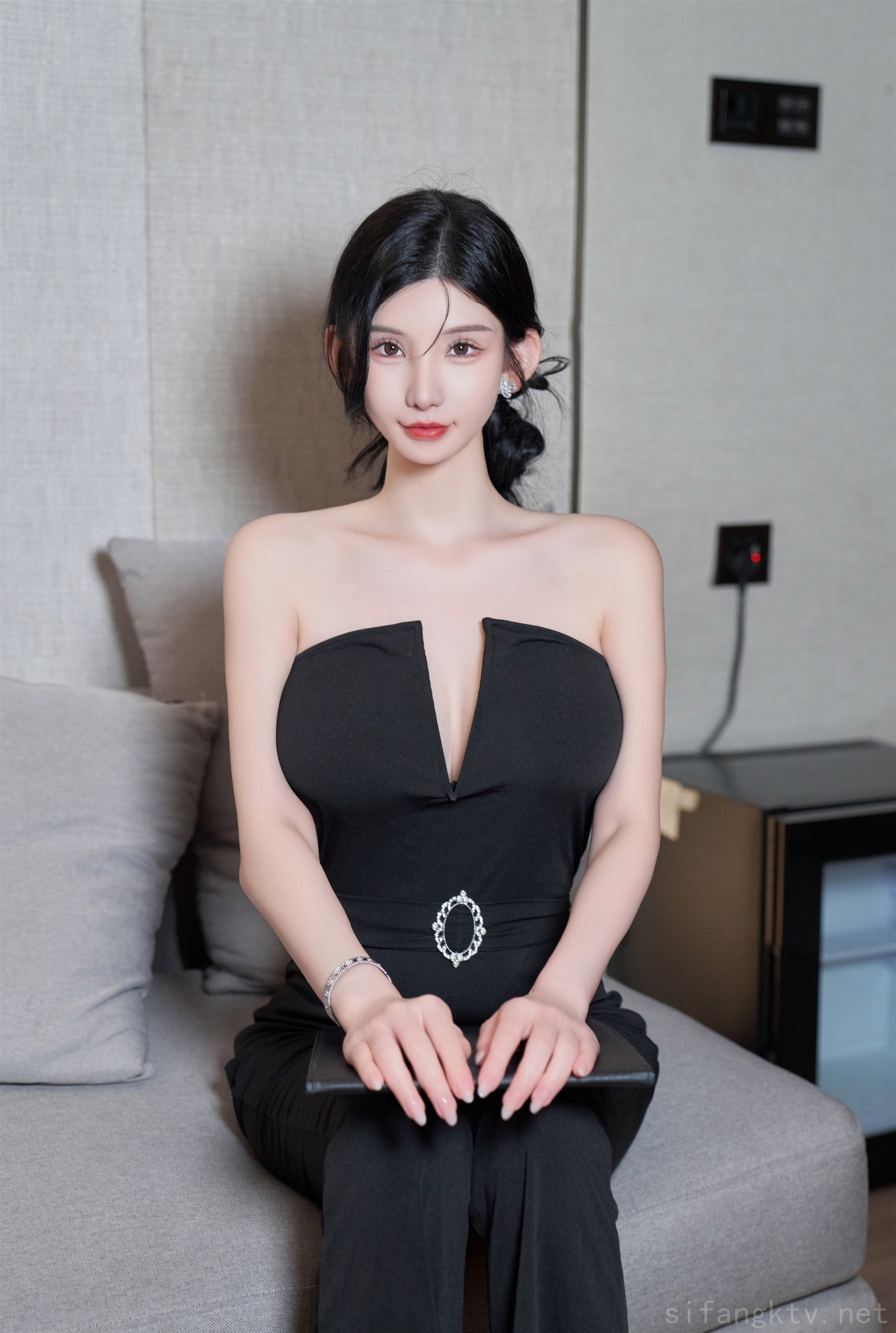 秀人网当红最骚女神模特周于希大胆私拍露毛露奶乳夹逼夹三点一线-08-19