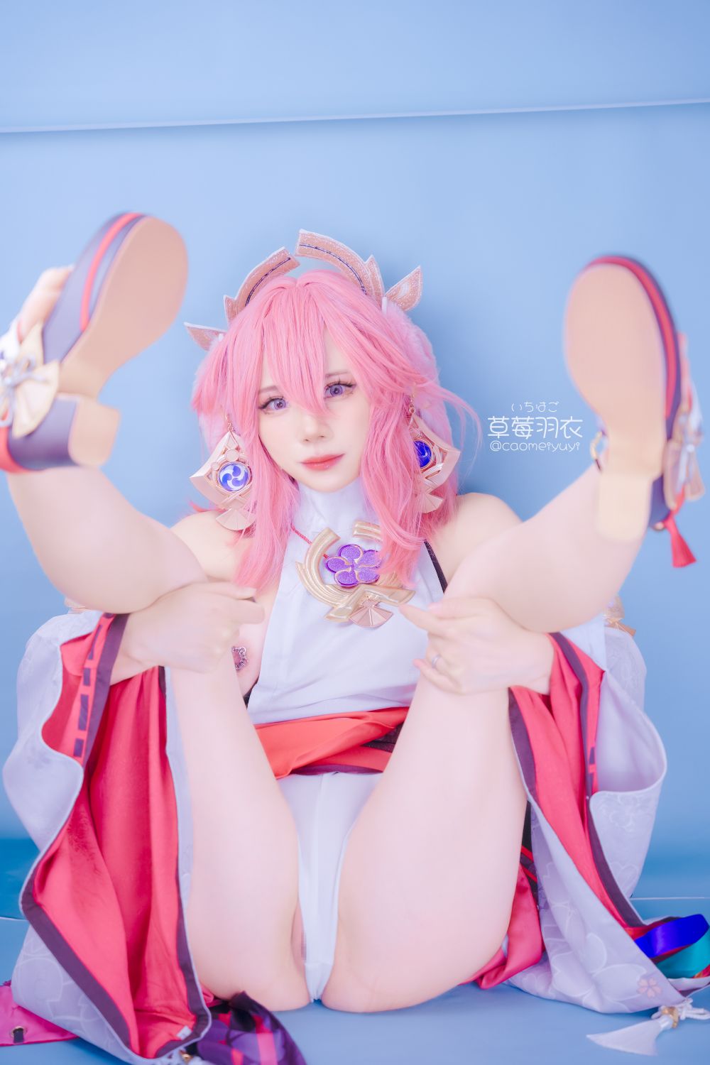 草莓羽衣-caomeiyuyi-cosplay-Yae-Miko---Genshin-Impact-03-15