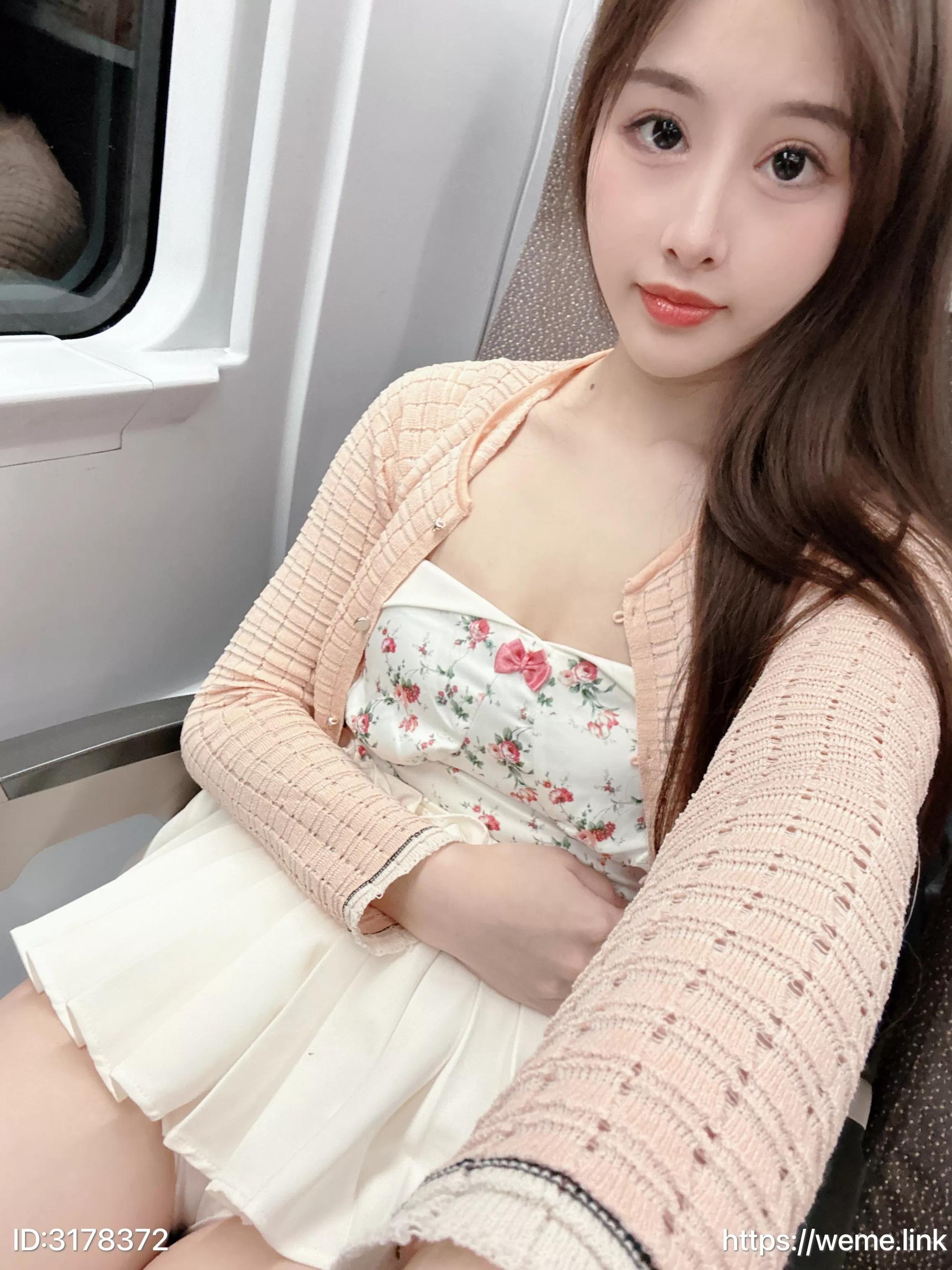 小萌子---NO001-高铁上-28P90MB-08-17