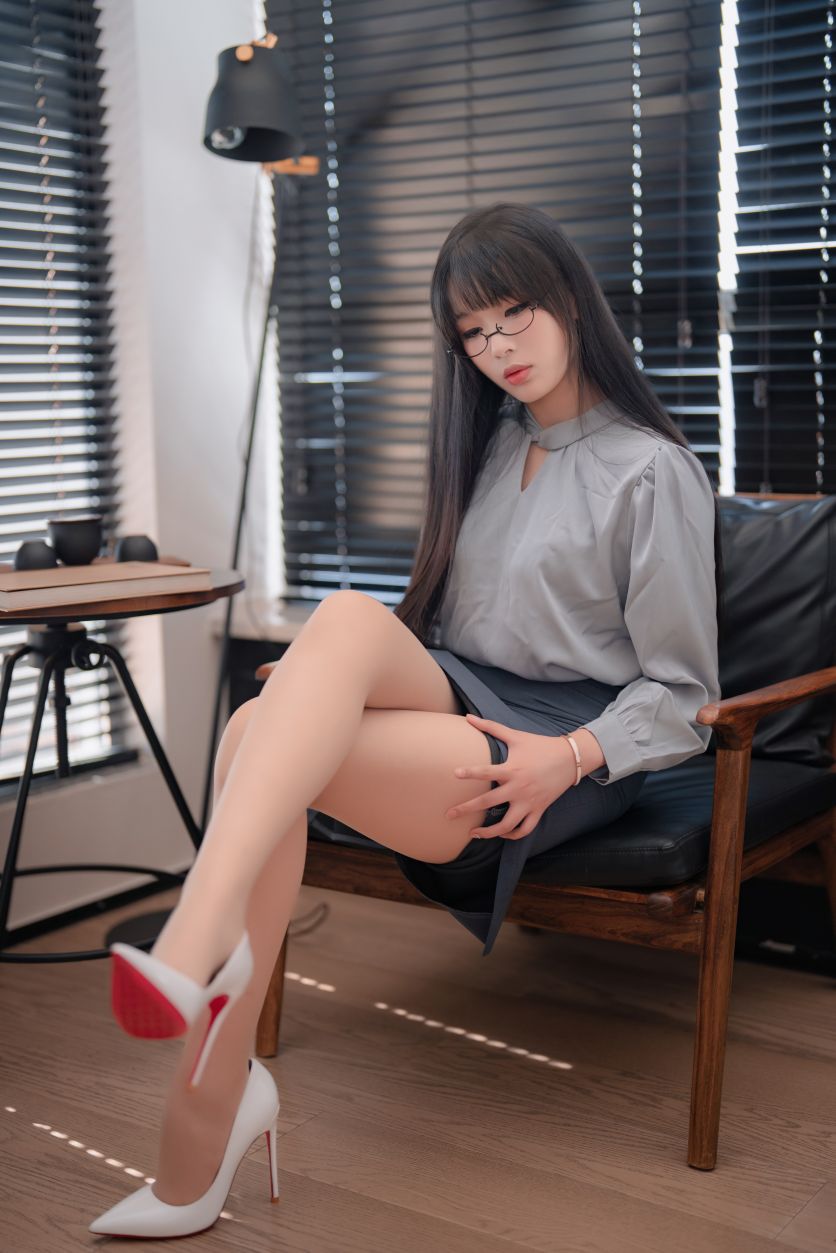 轩萧学姐---蓝裙OL170p4v-147G-06-18