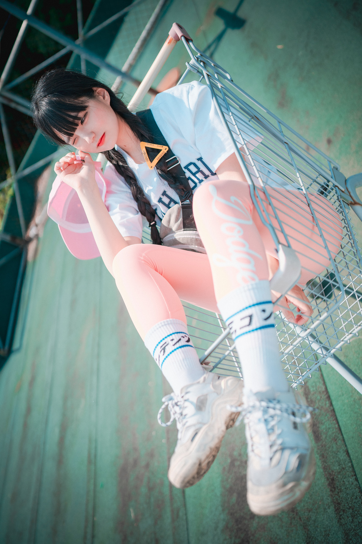 Jeong-Jenny-정제니-DJAWA-8216Loose-and-Tight-Pink8217-Set01-09-23