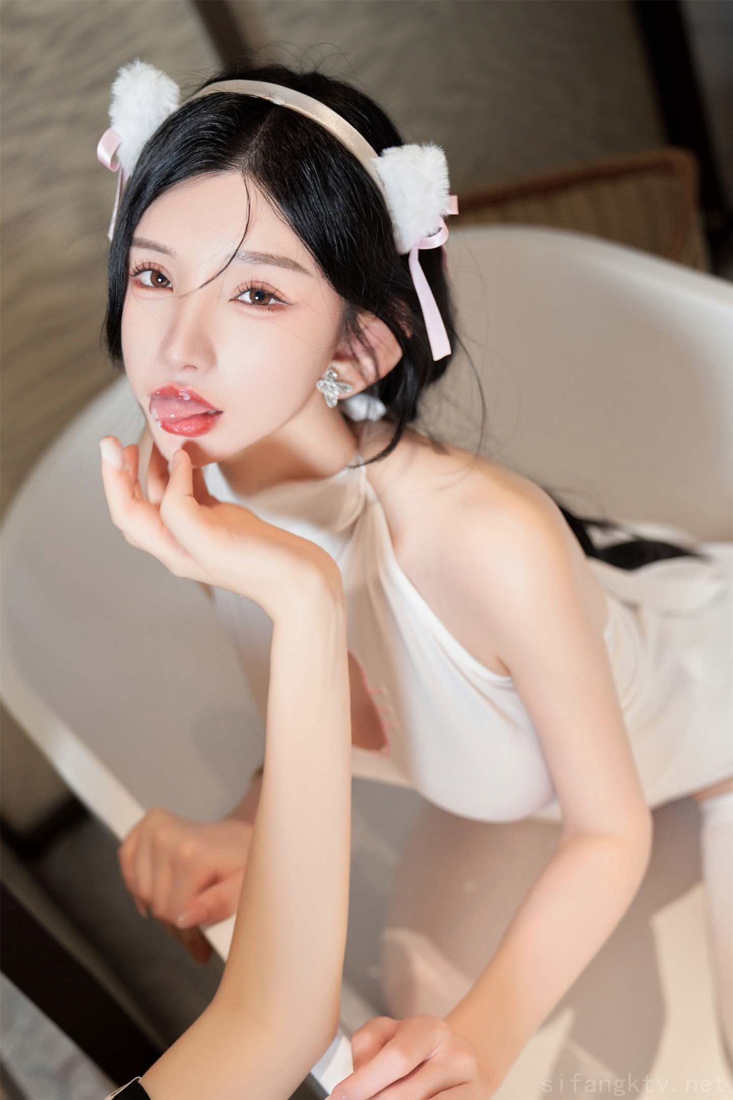 秀人网当红最骚女神模特周于希大胆私拍露毛露奶乳夹逼夹三点一线-08-19