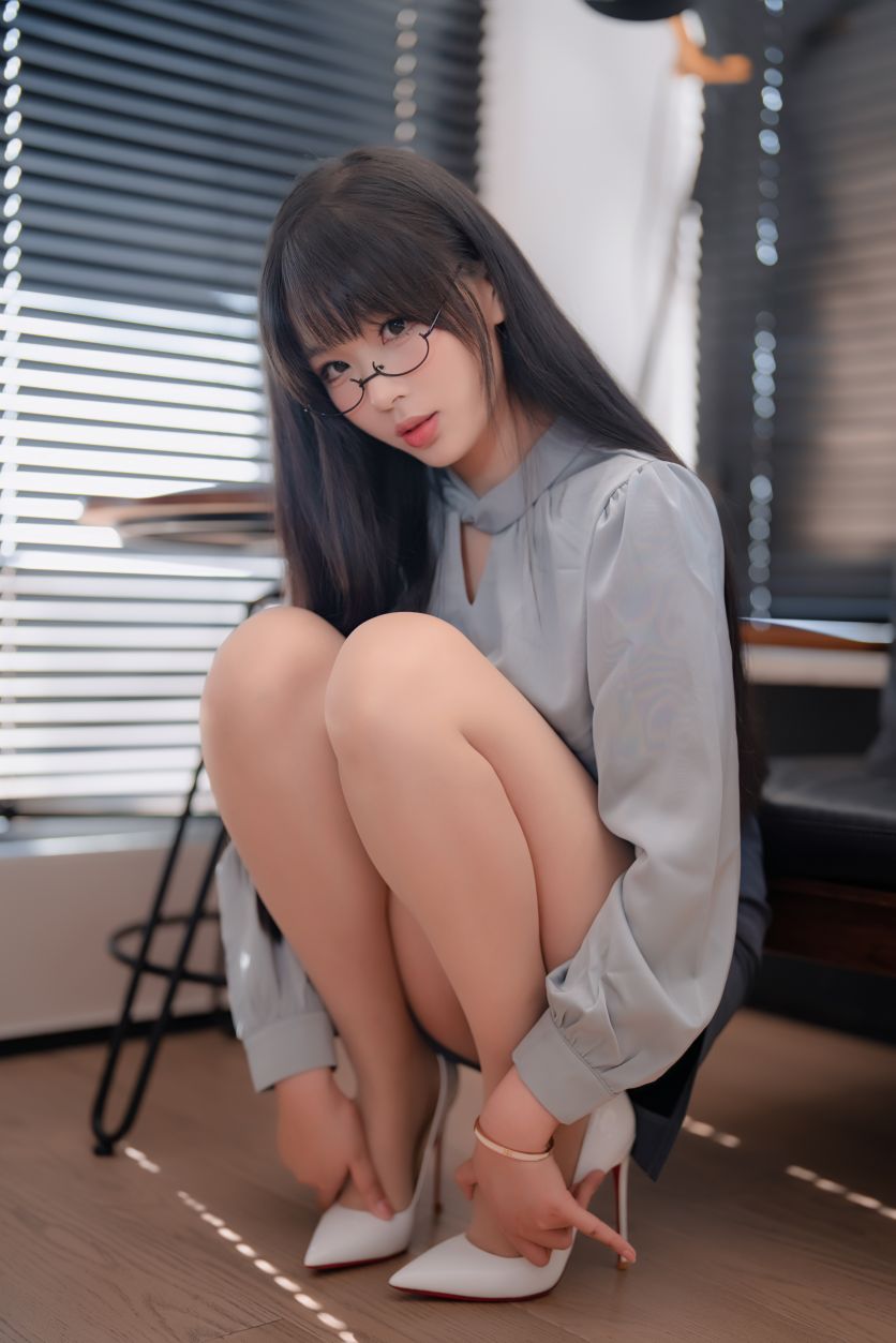 轩萧学姐---蓝裙OL170p4v-147G-06-18