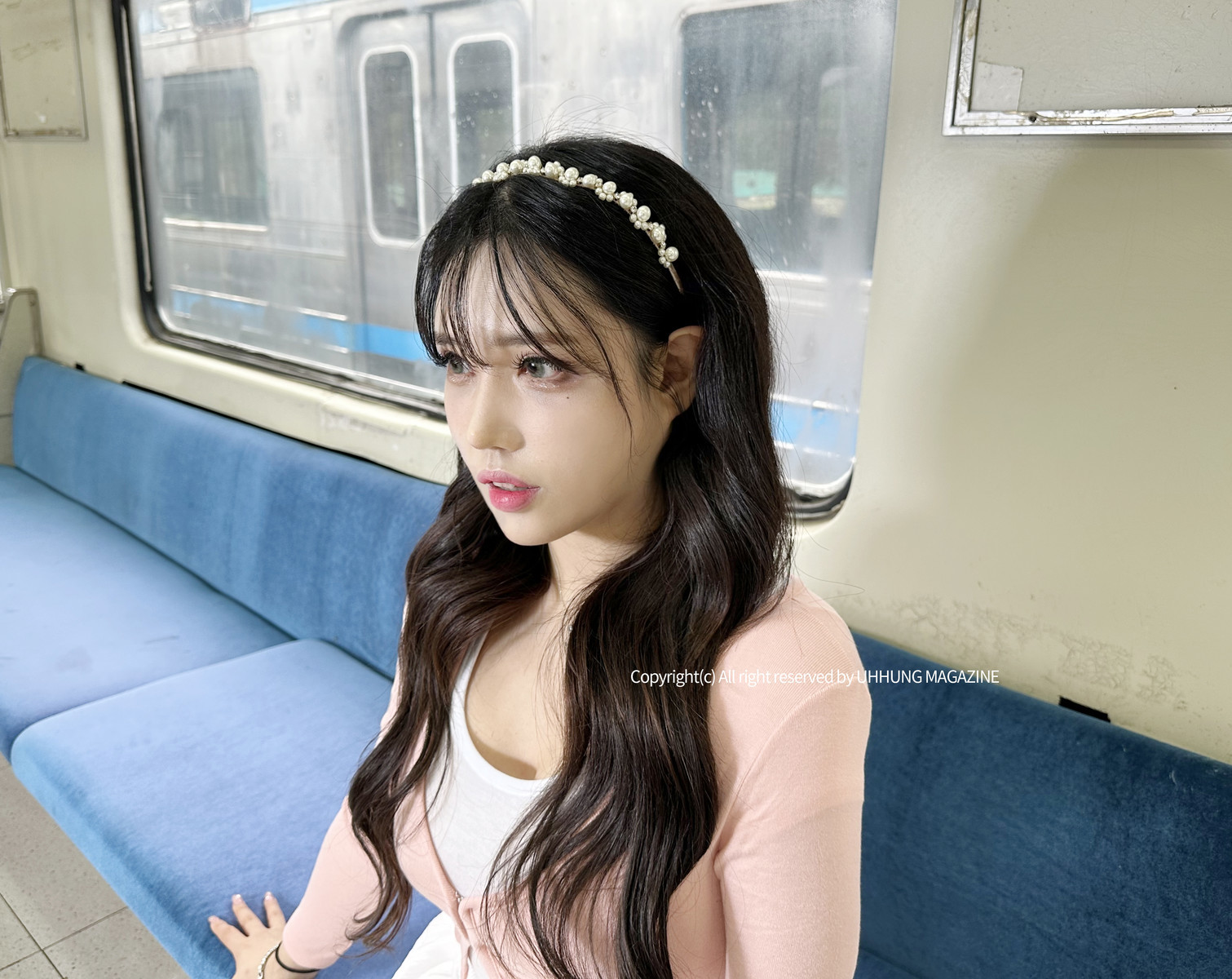 Hani-하니-UHHUNG-Magazine-8220The-Girlfriend-on-The-Subway8221-Set01-02-26