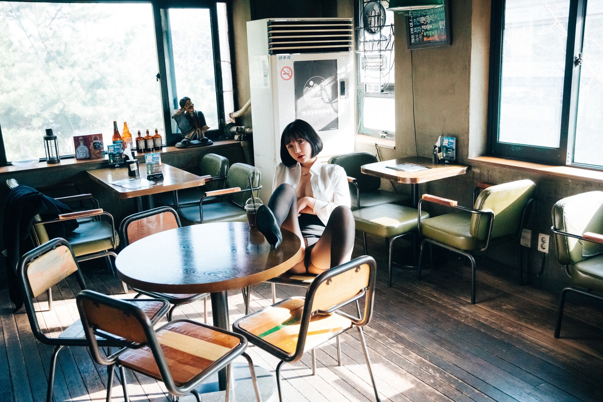 Son-Yeeun-손예은-Loozy-Tainted-Love-Bar-Set01-01-19