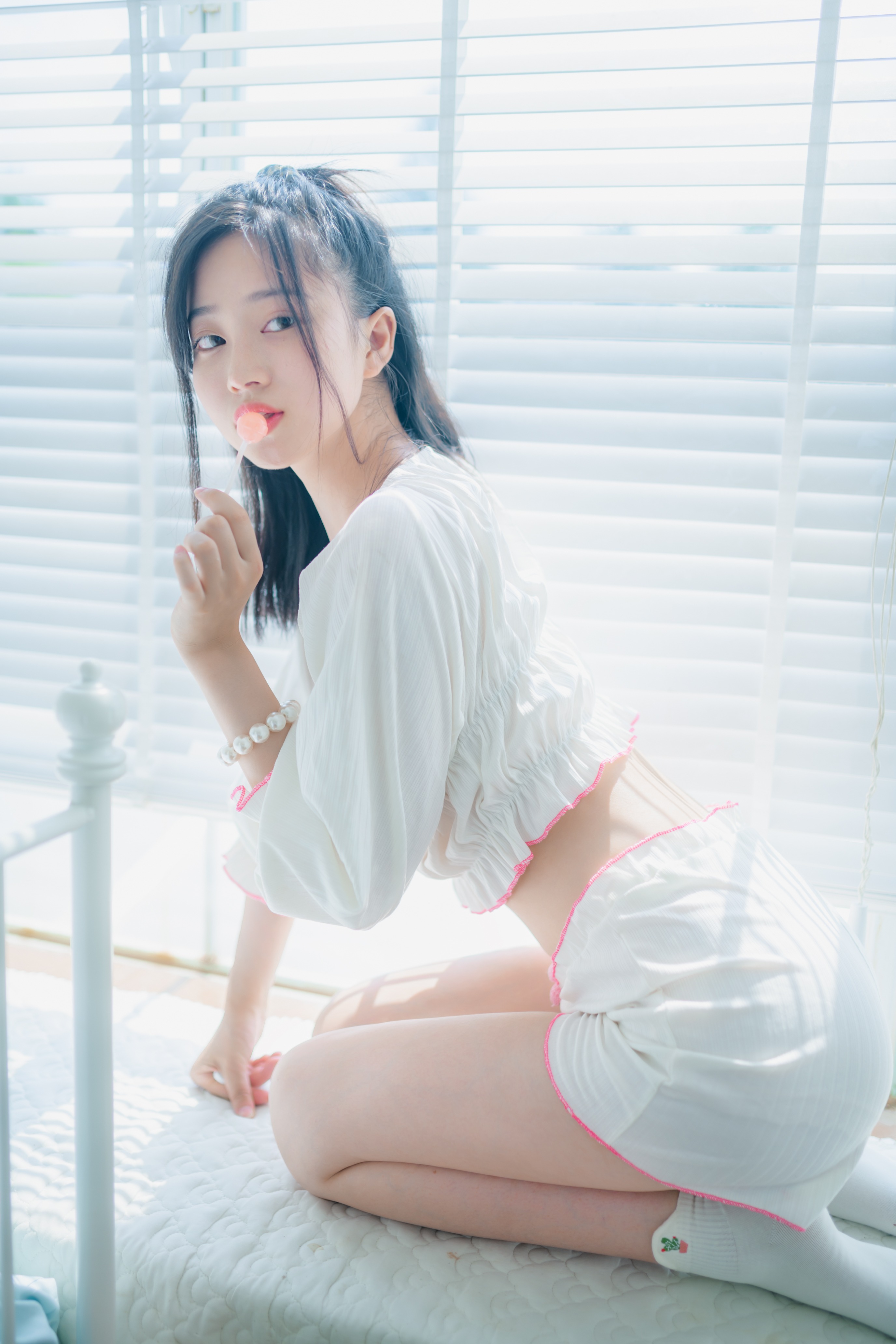 年年-爱吃棒棒糖的少女-11-27