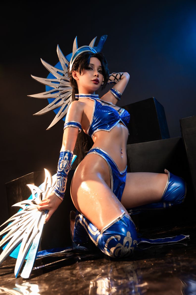 Umeko-J-cosplay-Kitana---Mortal-Kombat-04-14