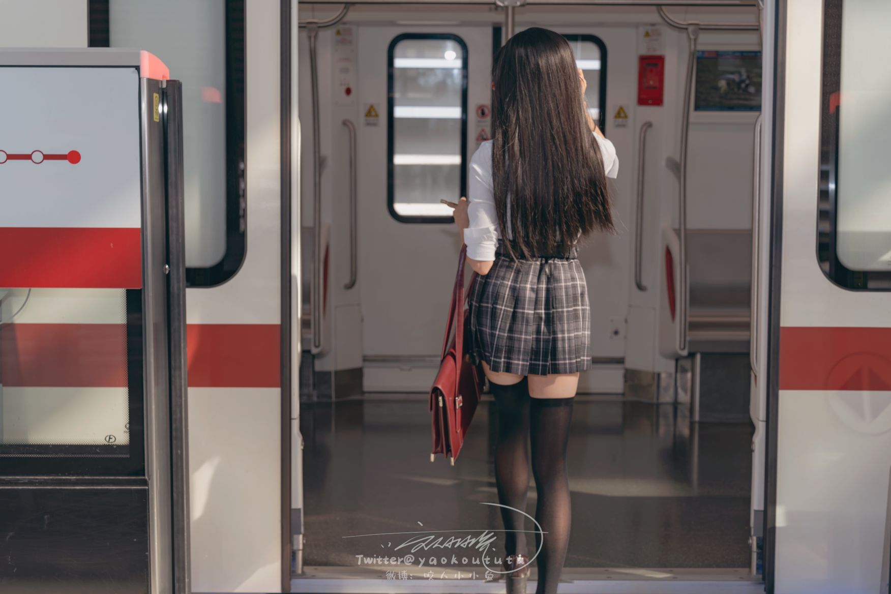 咬一口兔娘-十二月作品电车惊魂71P1V-期待-02-02