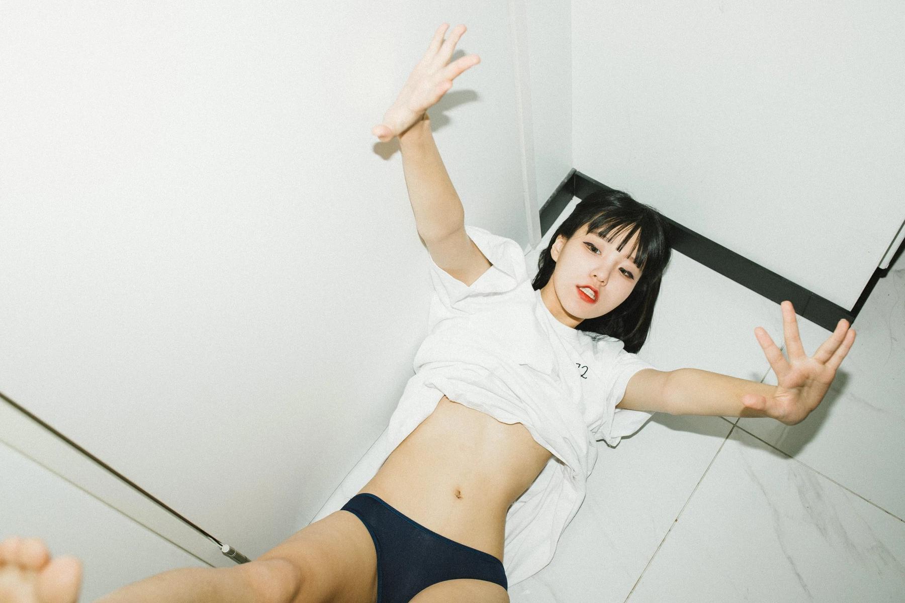 Jeong-Jenny-정제니-Moon-Night-Snap-The-First-Set01-05-07