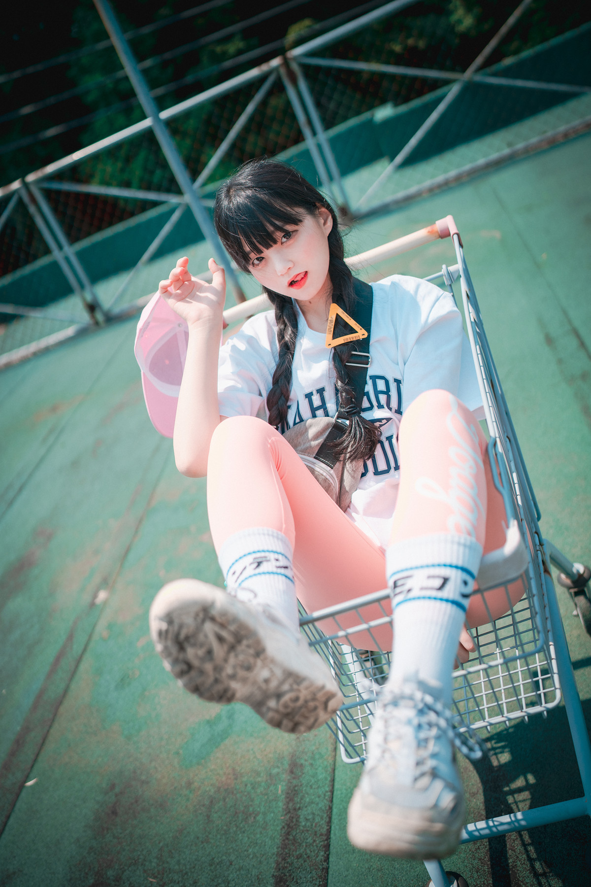 Jeong-Jenny-정제니-DJAWA-8216Loose-and-Tight-Pink8217-Set01-09-23