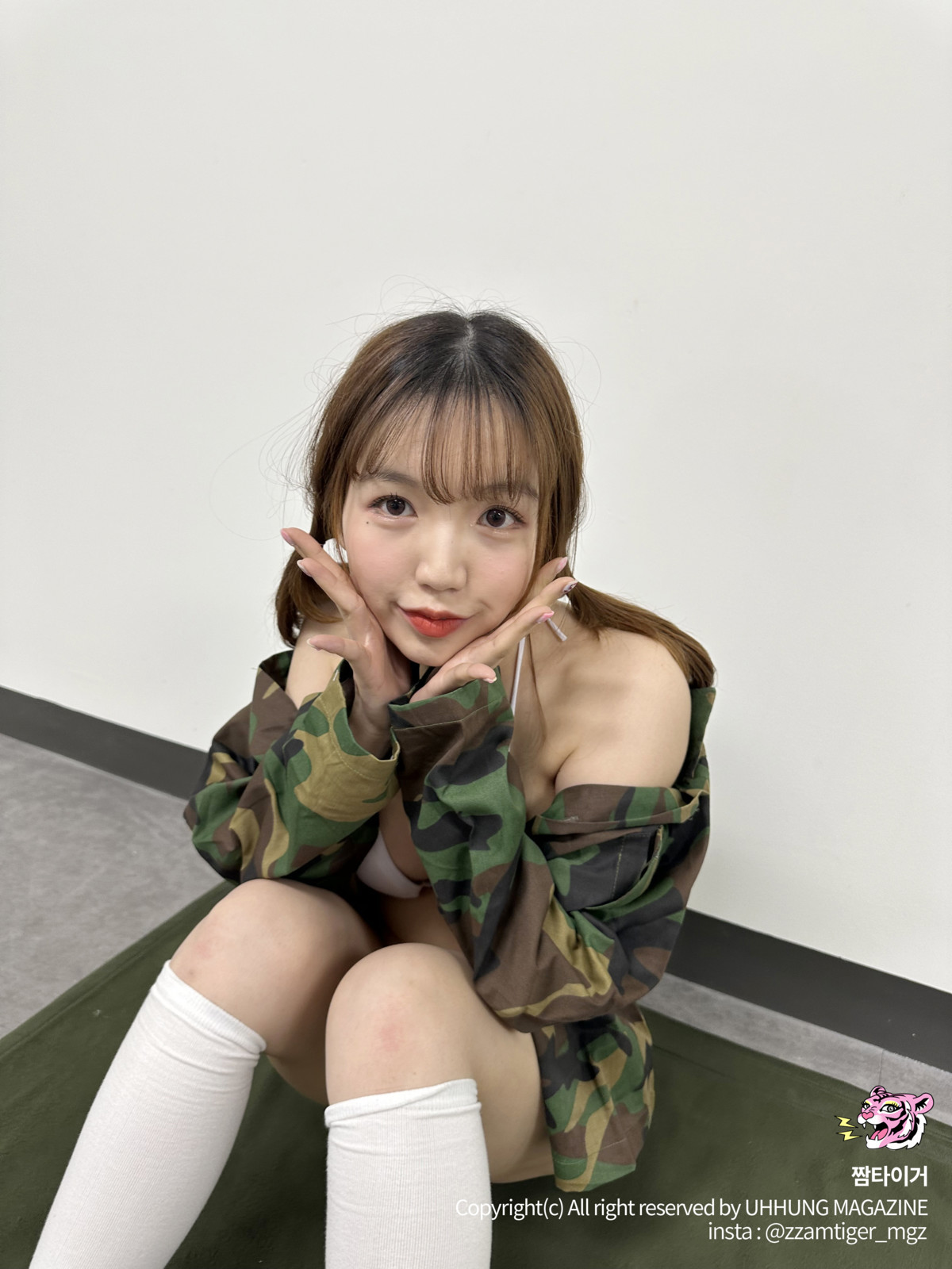 Yoonvely-윤블리-UHHUNG-Magazine-Vol04-8220Milltary8221-Set03-10-20