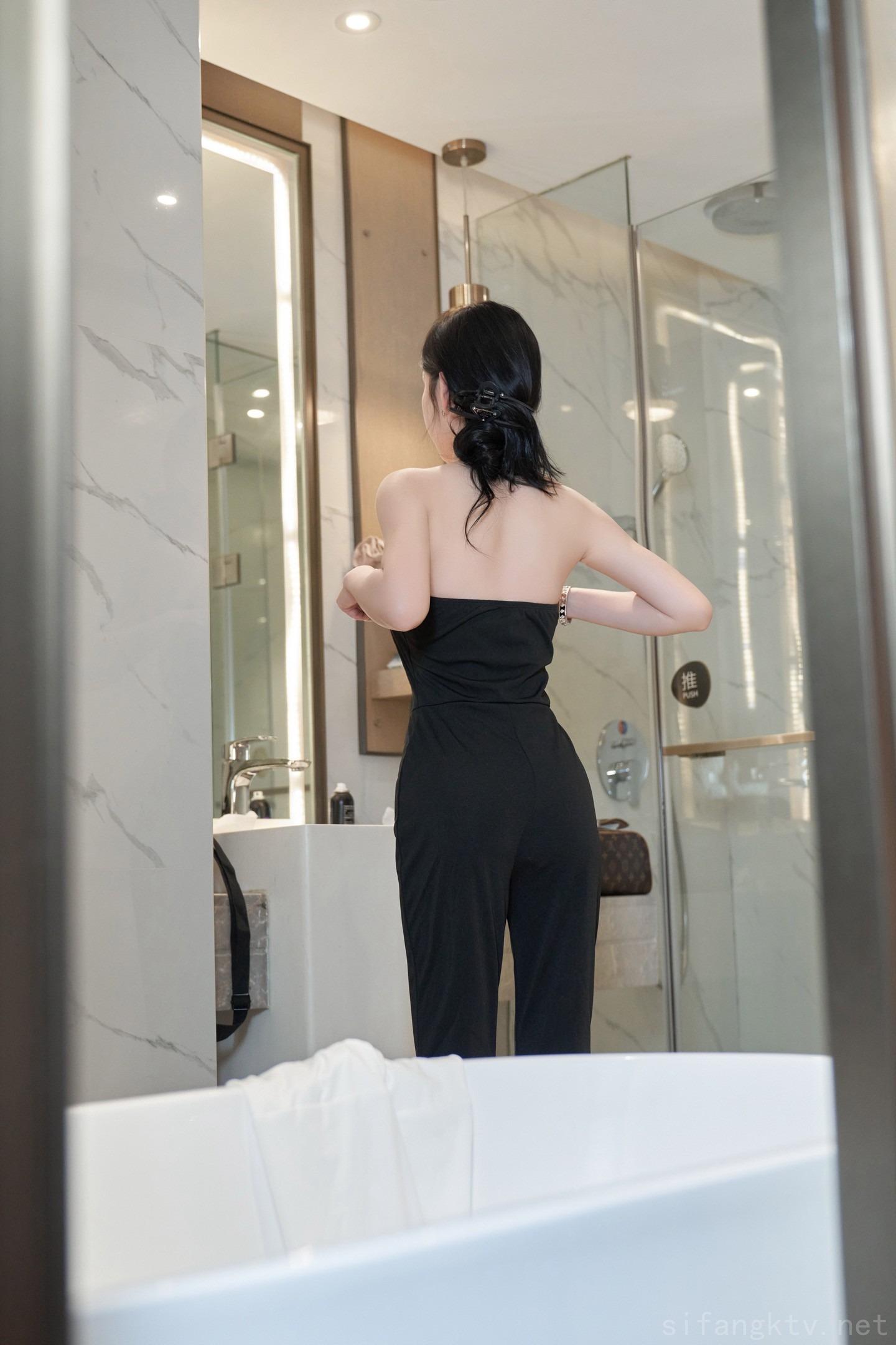 秀人网当红最骚女神模特周于希大胆私拍露毛露奶乳夹逼夹三点一线-08-19