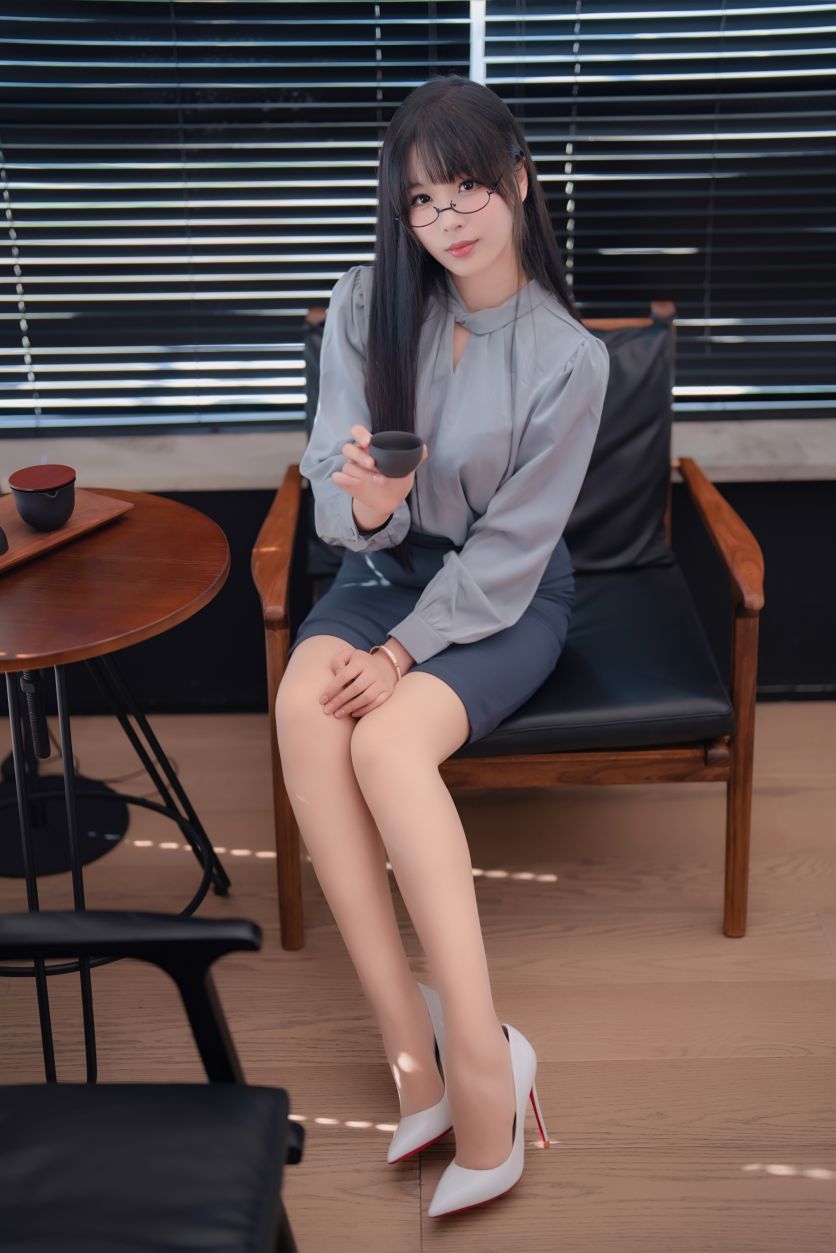 轩萧学姐---蓝裙OL170p4v-147G-06-18