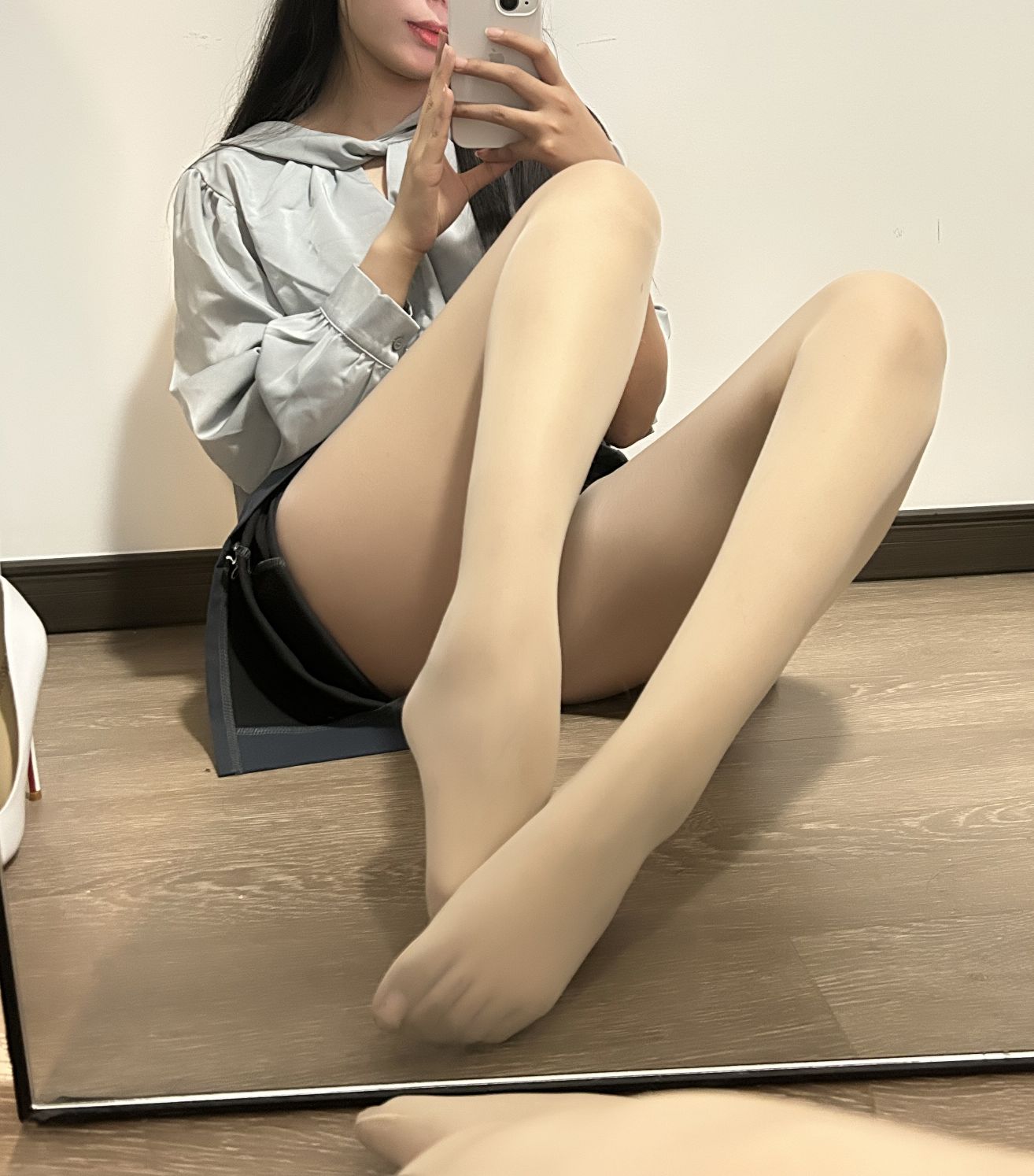 轩萧学姐---蓝裙OL170p4v-147G-06-18