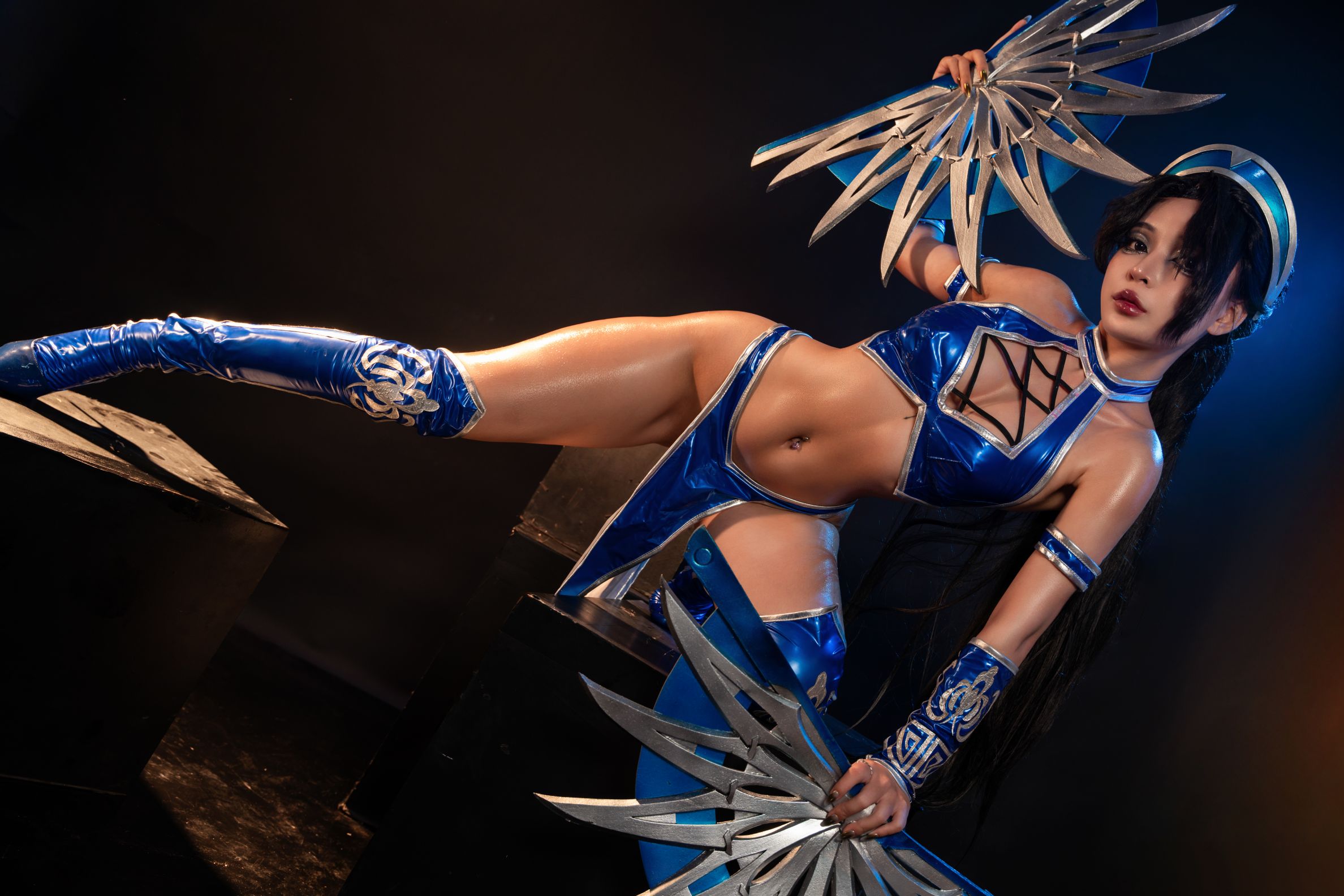 Umeko-J-cosplay-Kitana---Mortal-Kombat-04-14