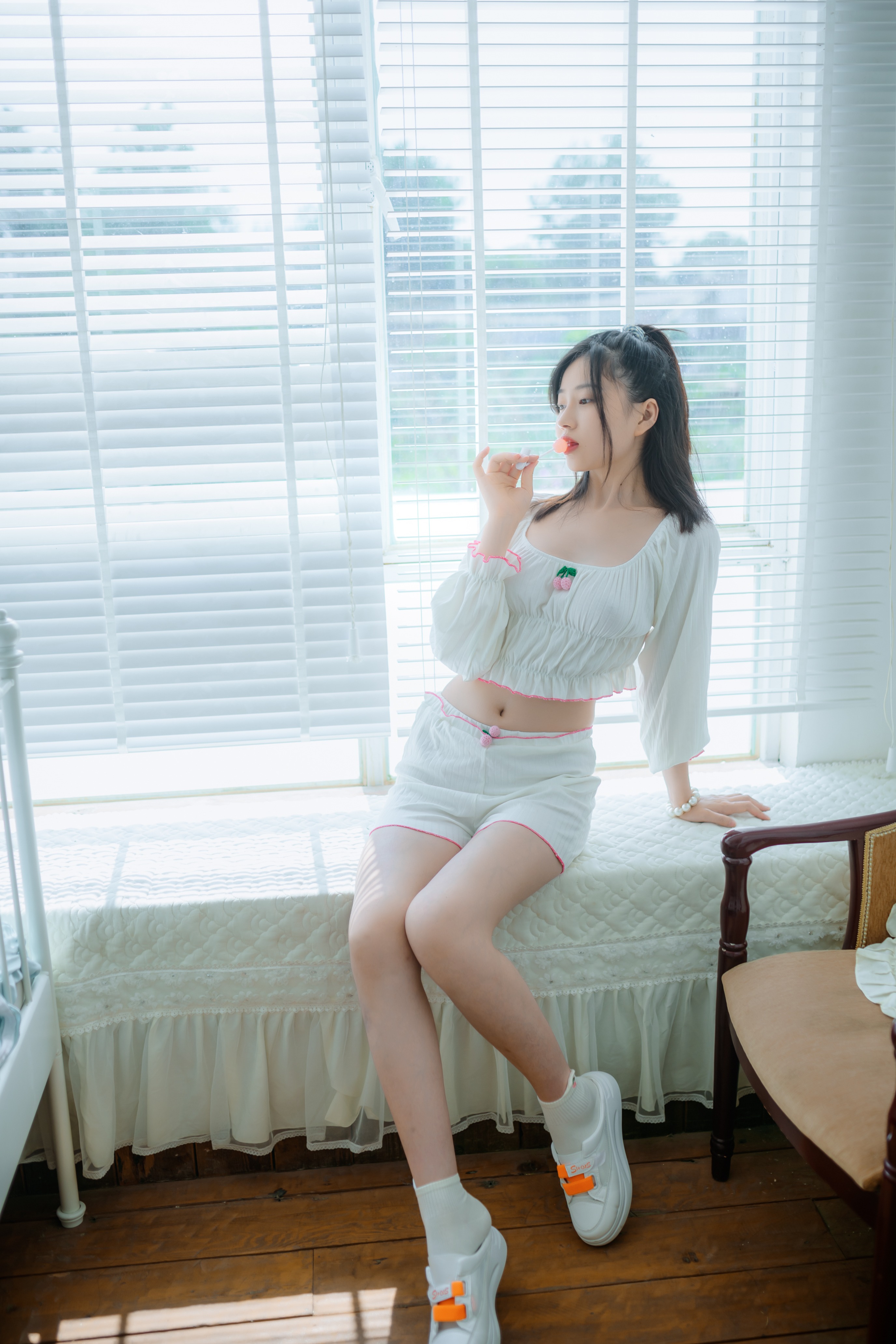 年年-爱吃棒棒糖的少女-11-27