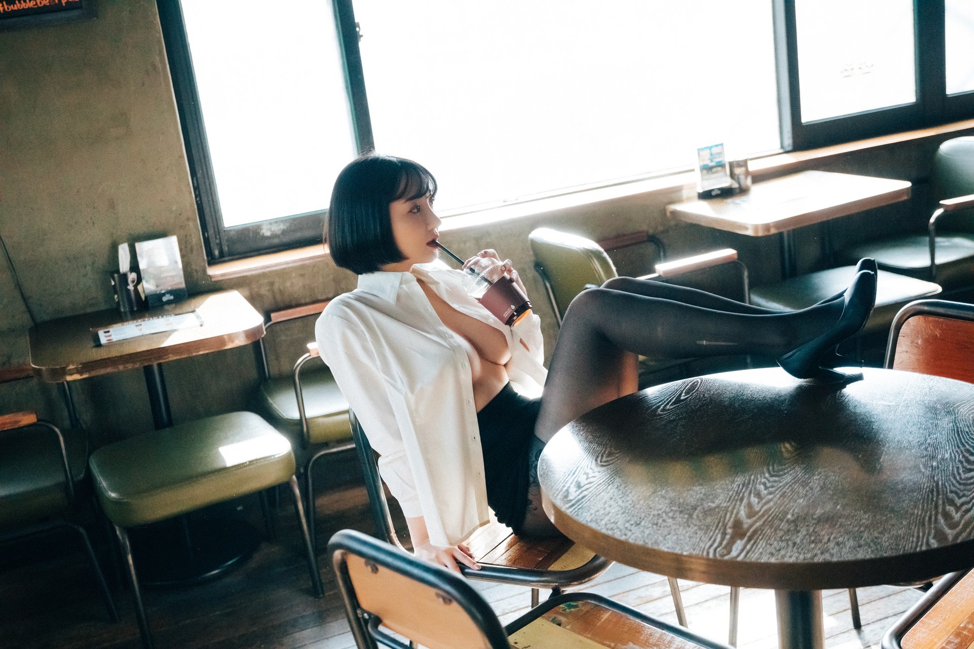 Son-Yeeun-손예은-Loozy-Tainted-Love-Bar-Set01-01-19