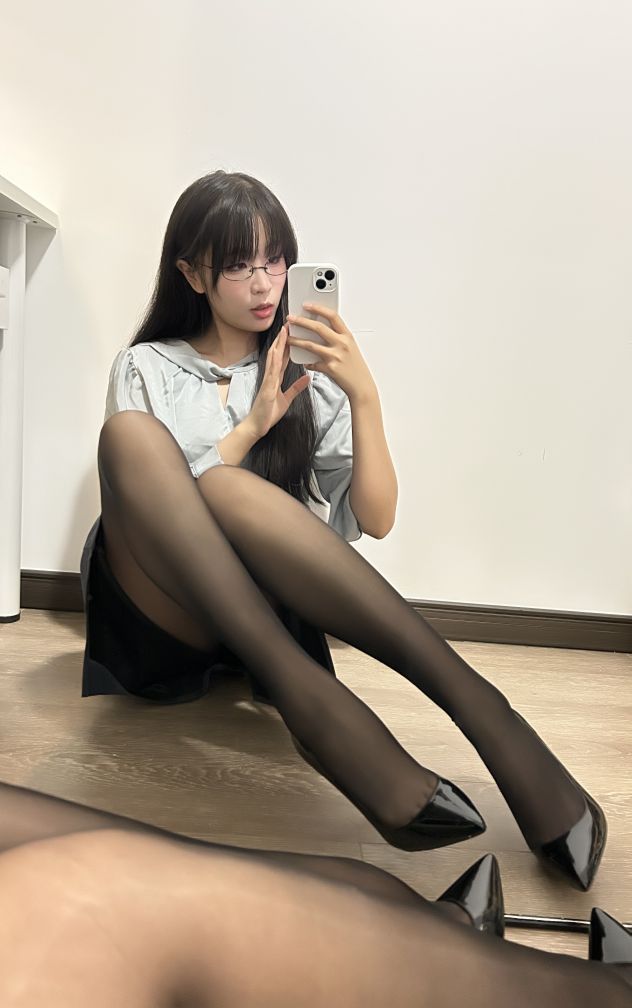 轩萧学姐---蓝裙OL170p4v-147G-06-18