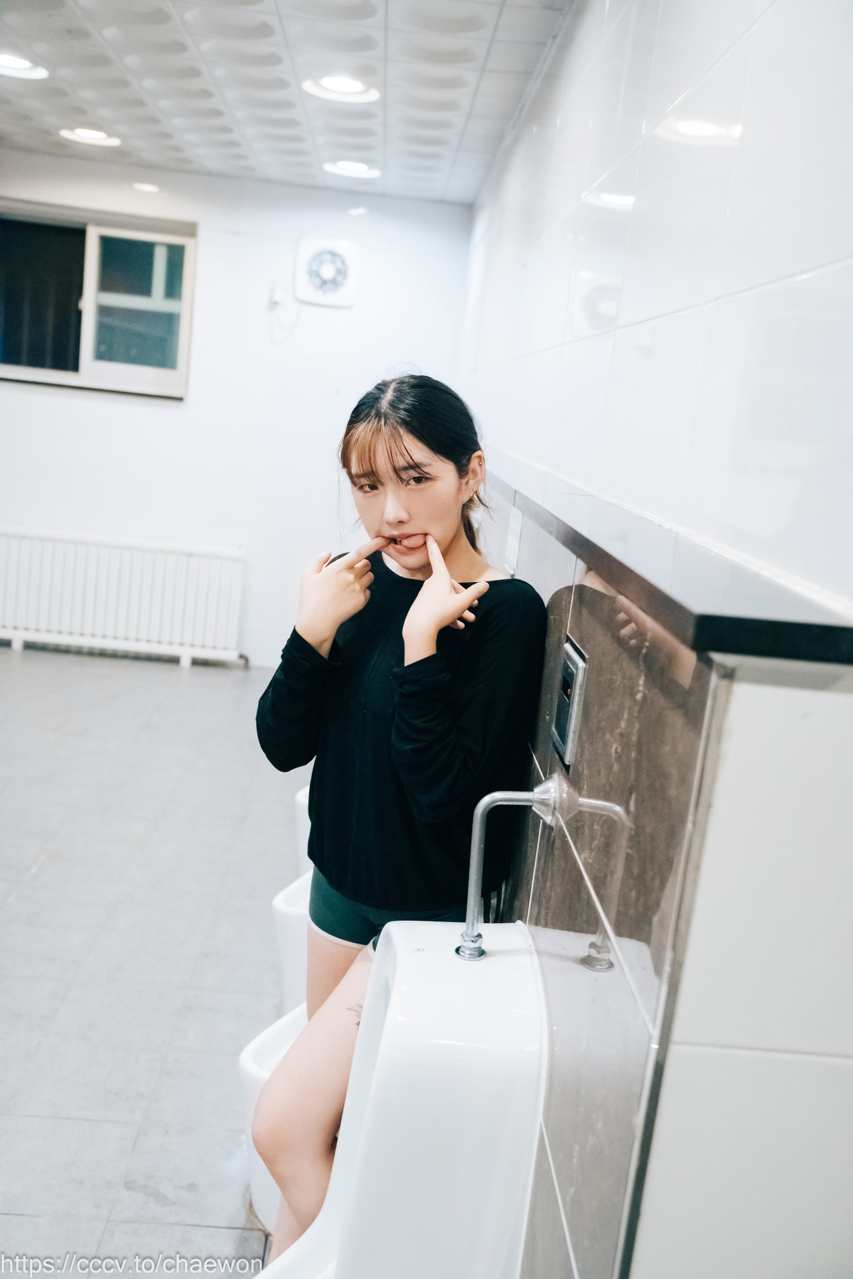 Sonson-손손-Loozy-Public-Toilet-Set02-11-01