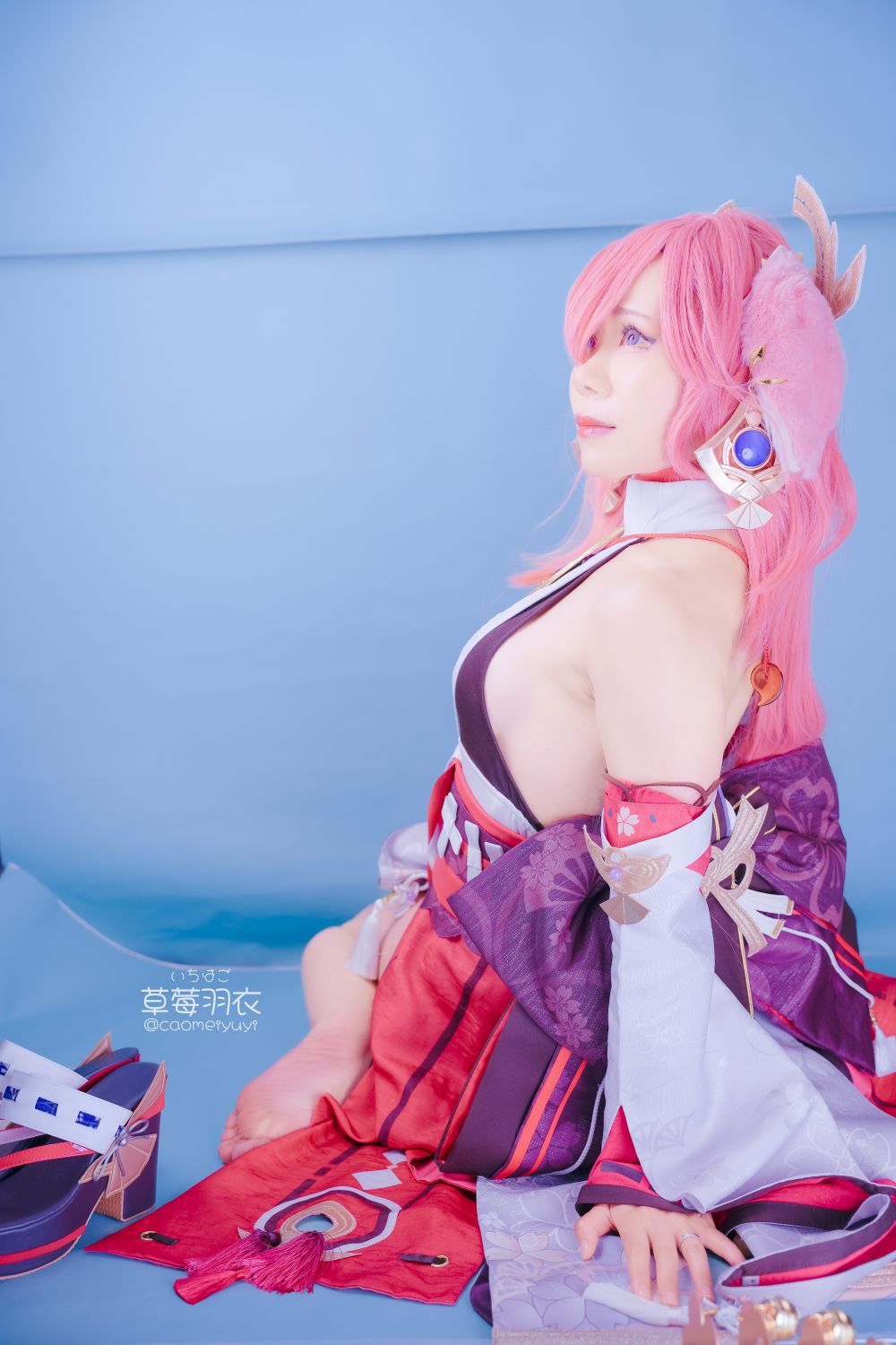 草莓羽衣-caomeiyuyi-cosplay-Yae-Miko---Genshin-Impact-03-15