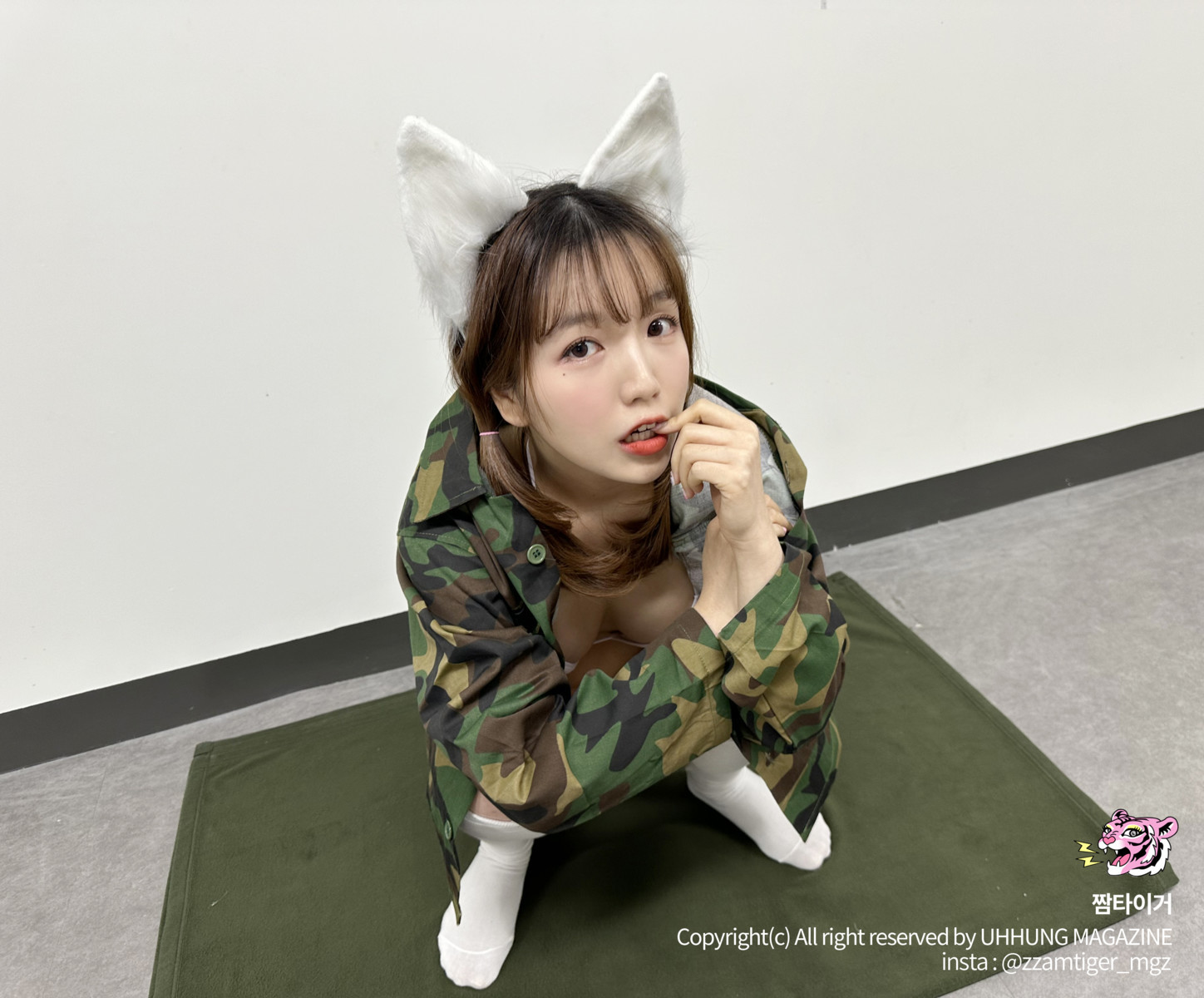 Yoonvely-윤블리-UHHUNG-Magazine-Vol04-8220Milltary8221-Set03-10-20