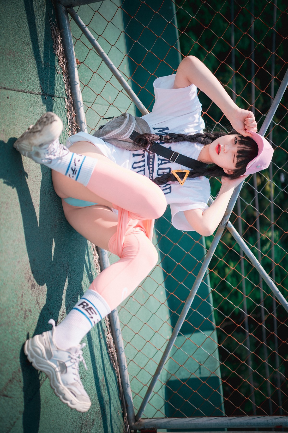 Jeong-Jenny-정제니-DJAWA-8216Loose-and-Tight-Pink8217-Set01-09-23