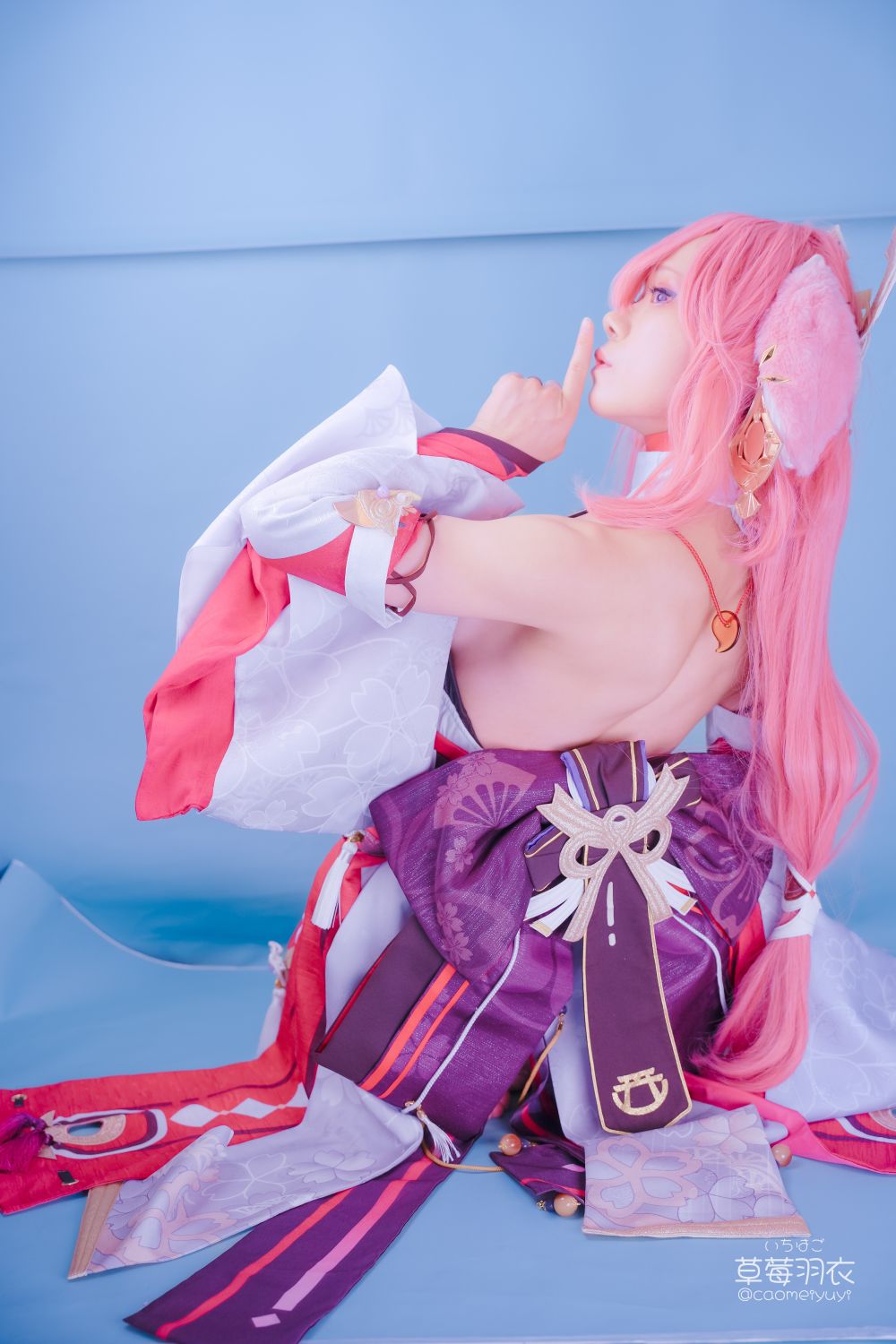 草莓羽衣-caomeiyuyi-cosplay-Yae-Miko---Genshin-Impact-03-15