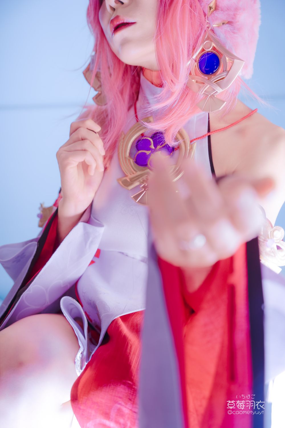 草莓羽衣-caomeiyuyi-cosplay-Yae-Miko---Genshin-Impact-03-15