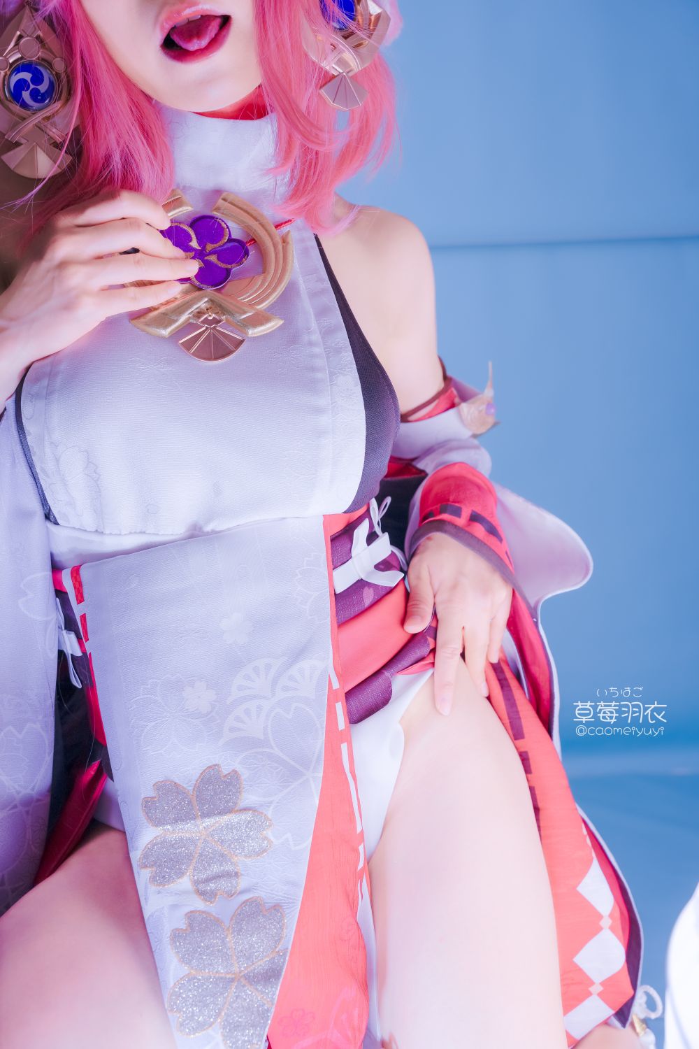 草莓羽衣-caomeiyuyi-cosplay-Yae-Miko---Genshin-Impact-03-15
