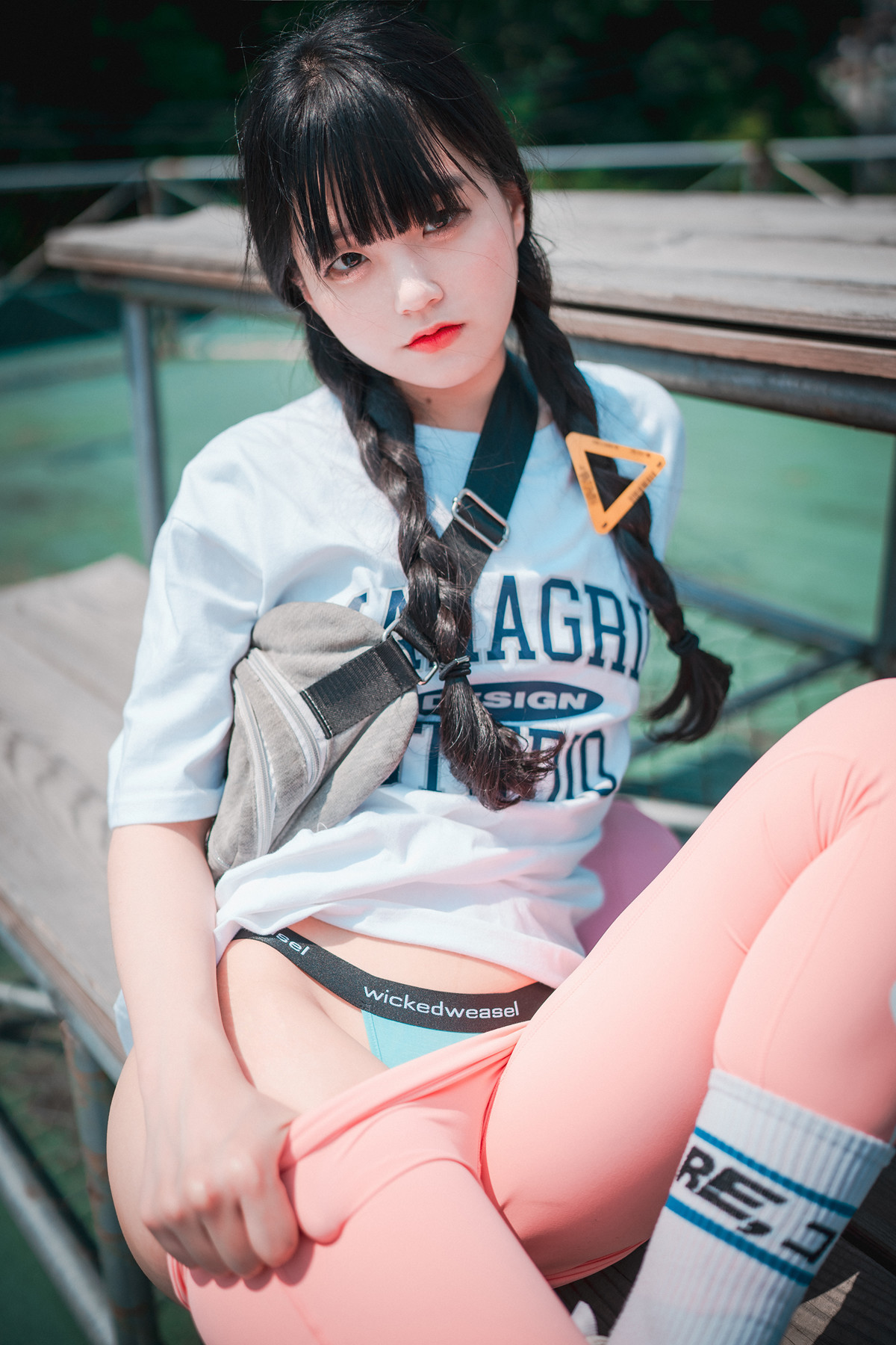 Jeong-Jenny-정제니-DJAWA-8216Loose-and-Tight-Pink8217-Set01-09-23