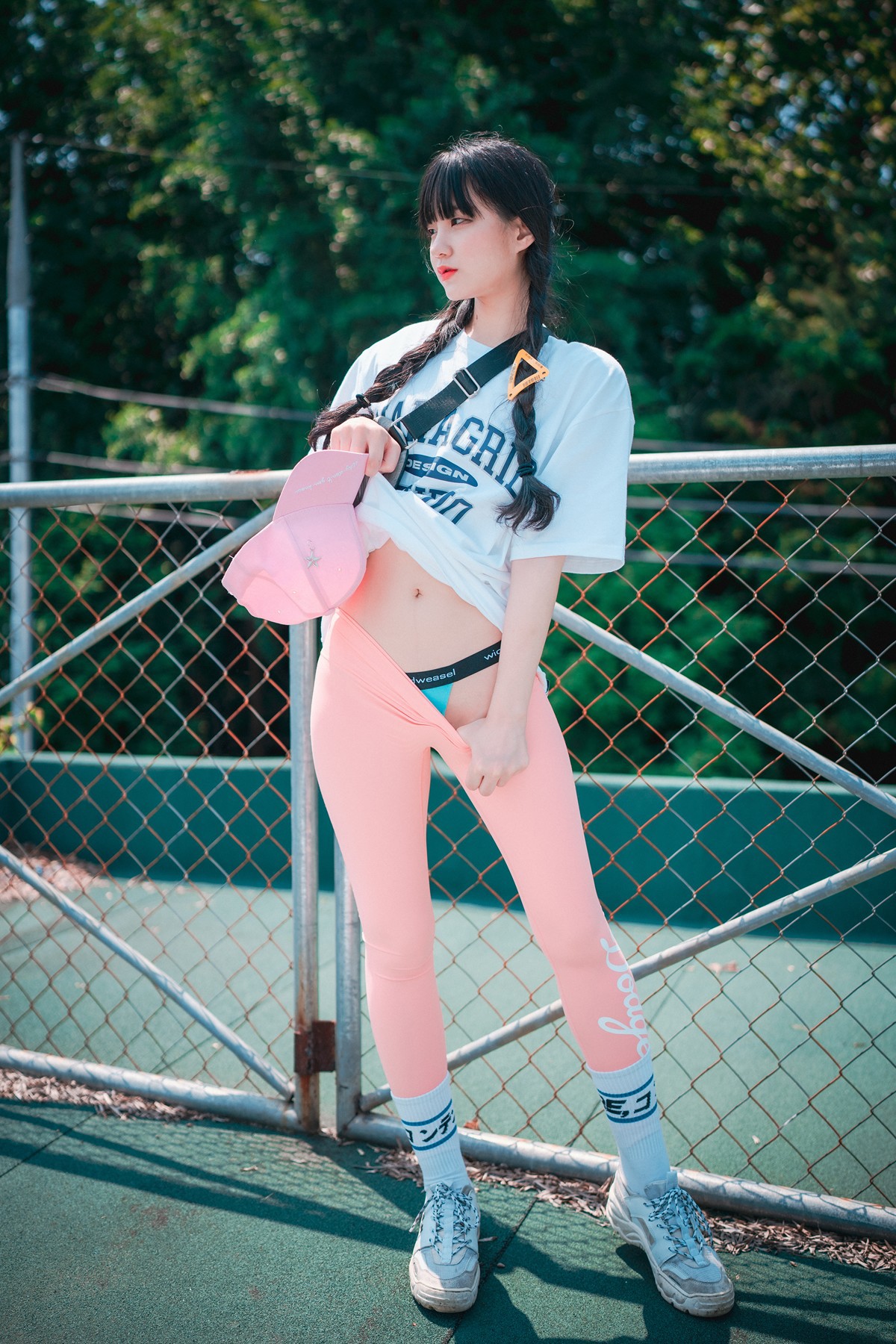 Jeong-Jenny-정제니-DJAWA-8216Loose-and-Tight-Pink8217-Set01-09-23