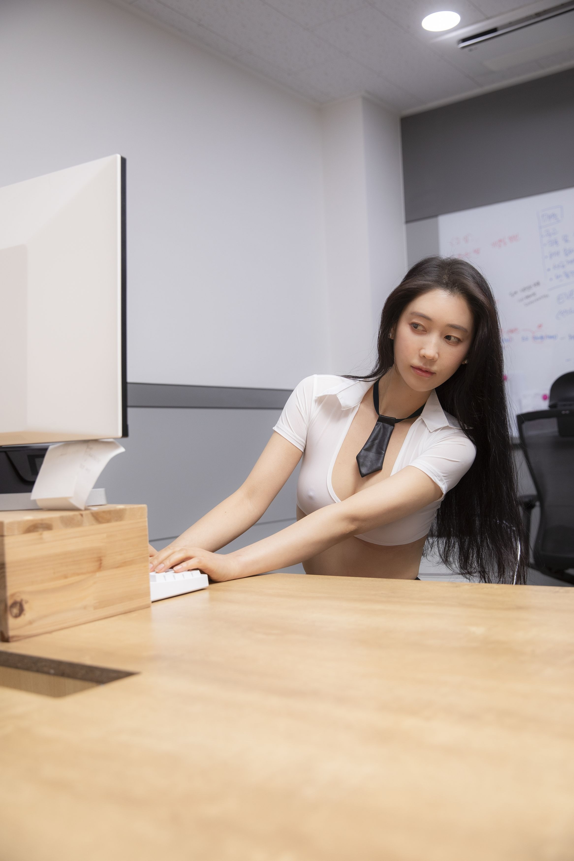 BUNNY-Lee-Ha-Kim---A-lady-in-the-office-S4---Weakness-86P-08-22