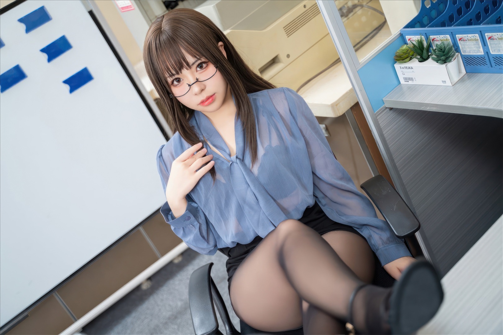 虎森森---黑丝眼镜娘-60P-60P-30836-MB-20240818f-08-18