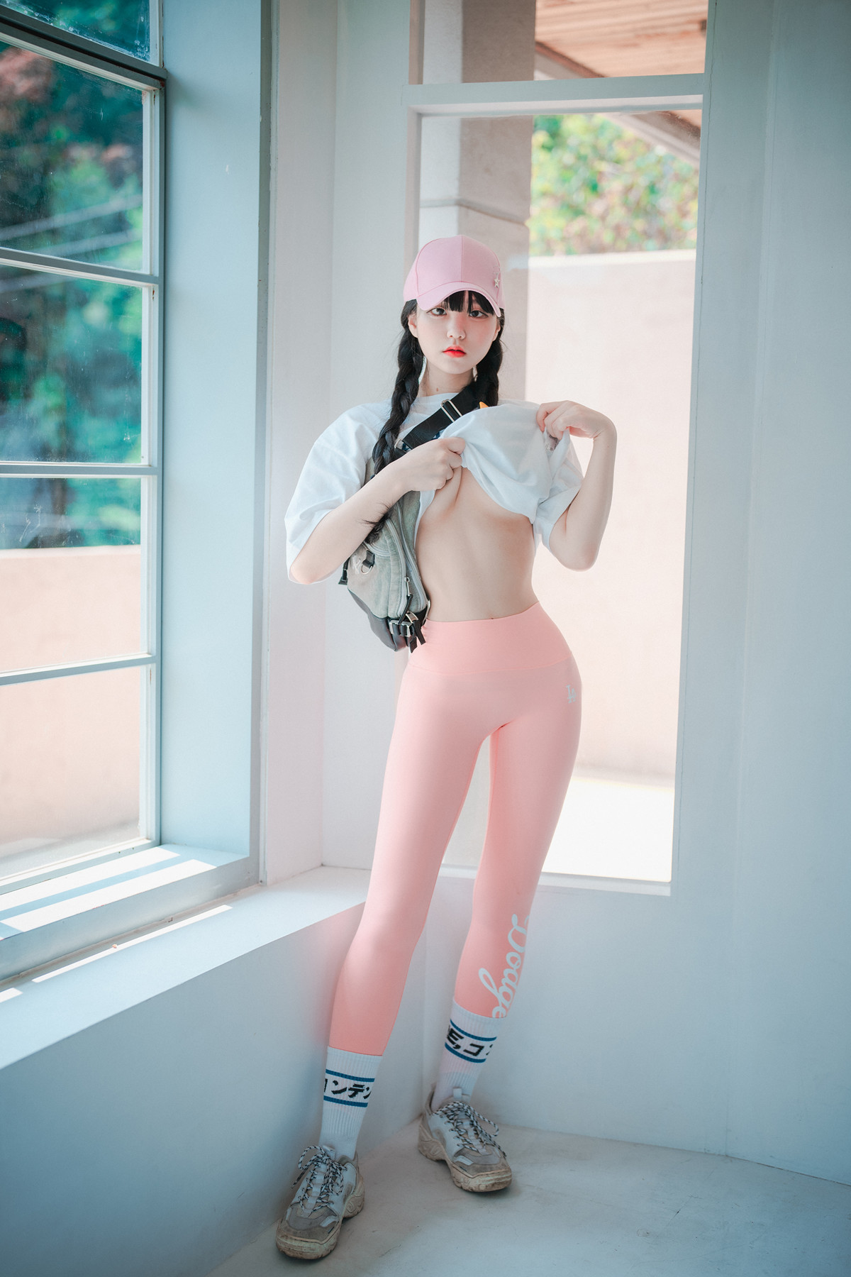 Jeong-Jenny-정제니-DJAWA-8216Loose-and-Tight-Pink8217-Set03-03-20