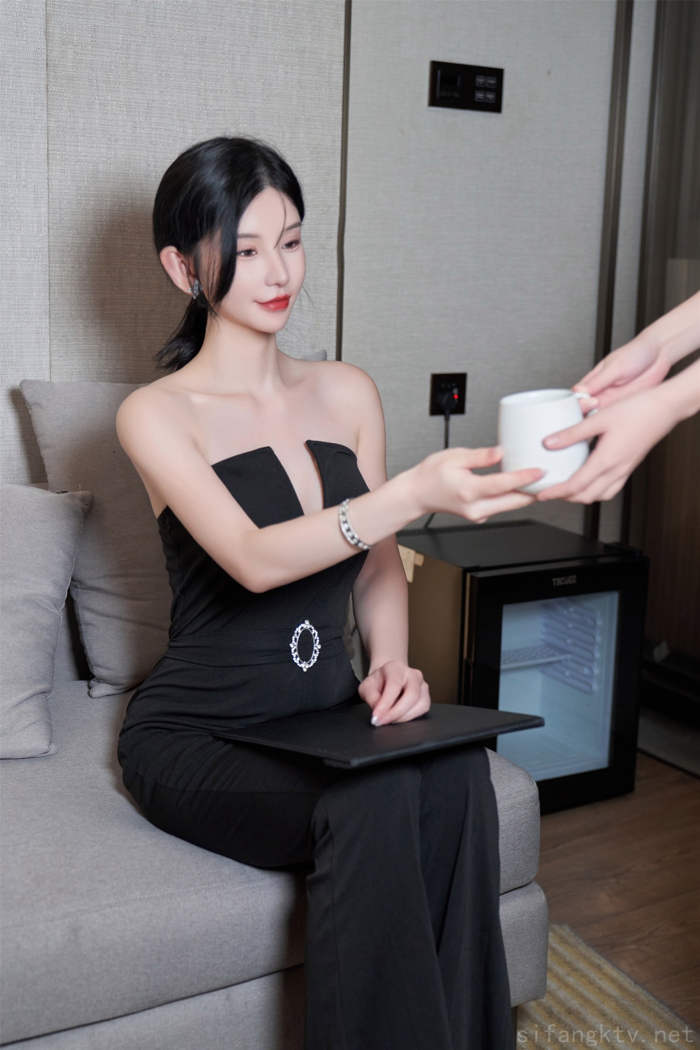 秀人网当红最骚女神模特周于希大胆私拍露毛露奶乳夹逼夹三点一线-08-19