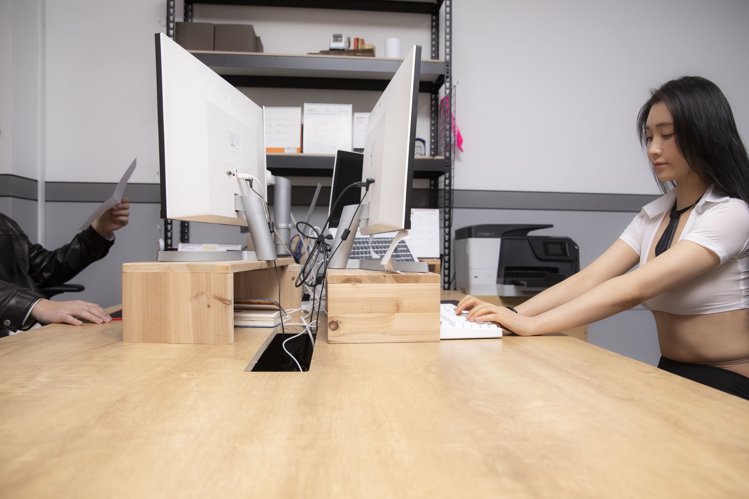 BUNNY-Lee-Ha-Kim---A-lady-in-the-office-S4---Weakness-86P-08-22