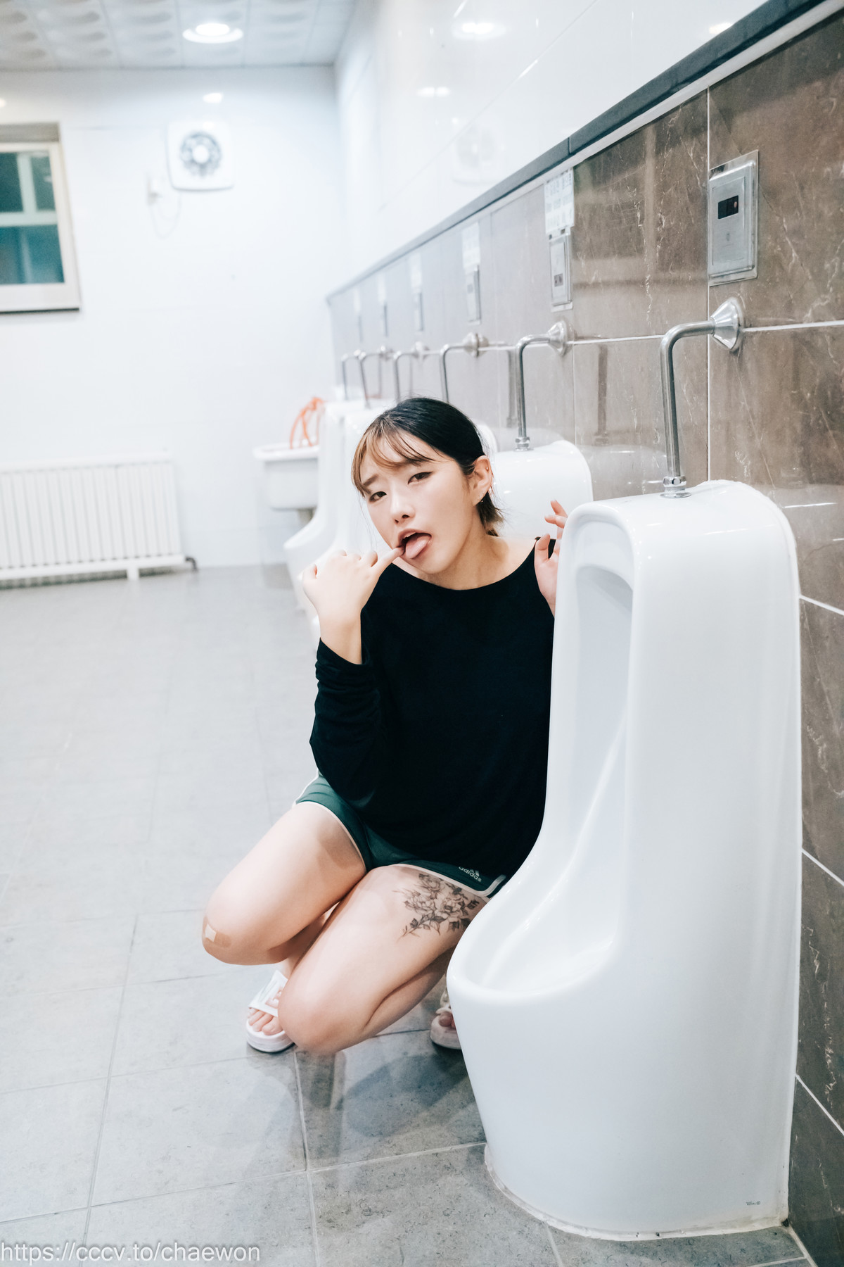 Sonson-손손-Loozy-Public-Toilet-Set02-11-01