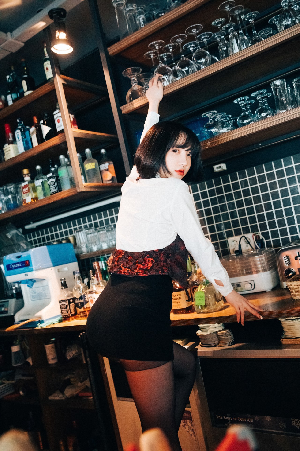 Son-Yeeun-손예은-Loozy-Tainted-Love-Bar-Set01-01-19