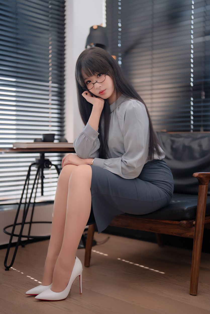 轩萧学姐---蓝裙OL170p4v-147G-06-18