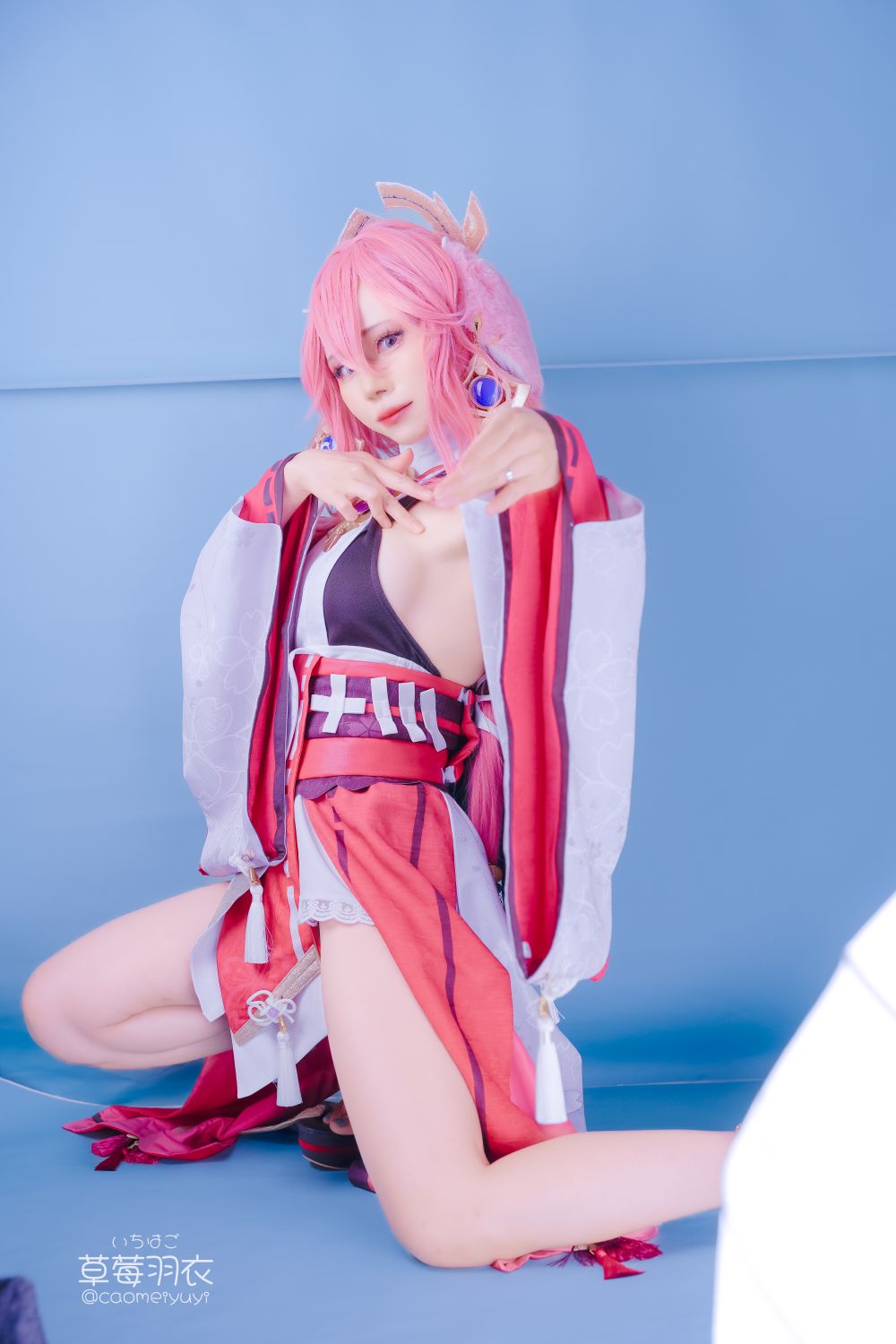 草莓羽衣-caomeiyuyi-cosplay-Yae-Miko---Genshin-Impact-03-15