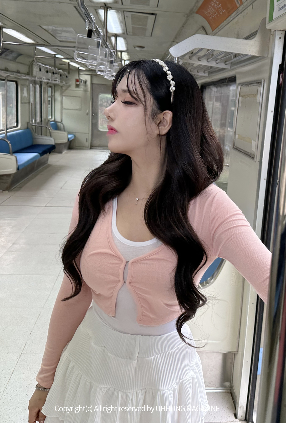 Hani-하니-UHHUNG-Magazine-8220The-Girlfriend-on-The-Subway8221-Set01-02-26