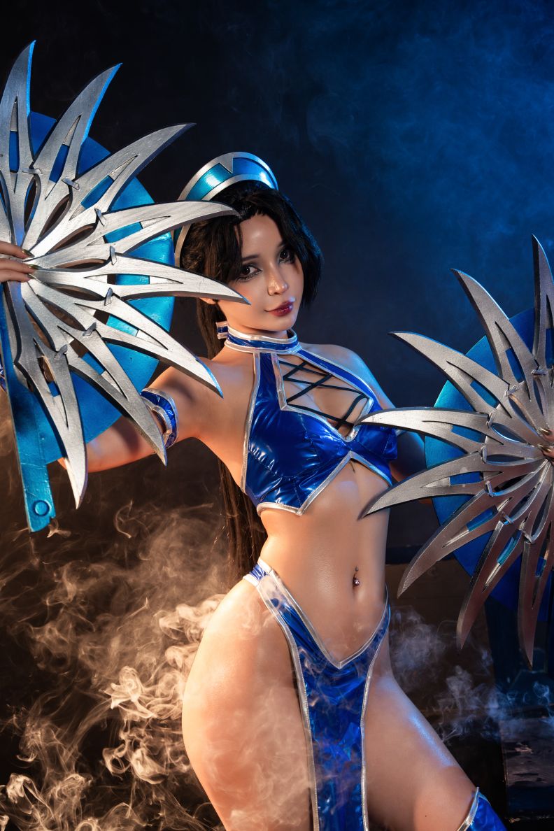 Umeko-J-cosplay-Kitana---Mortal-Kombat-04-14