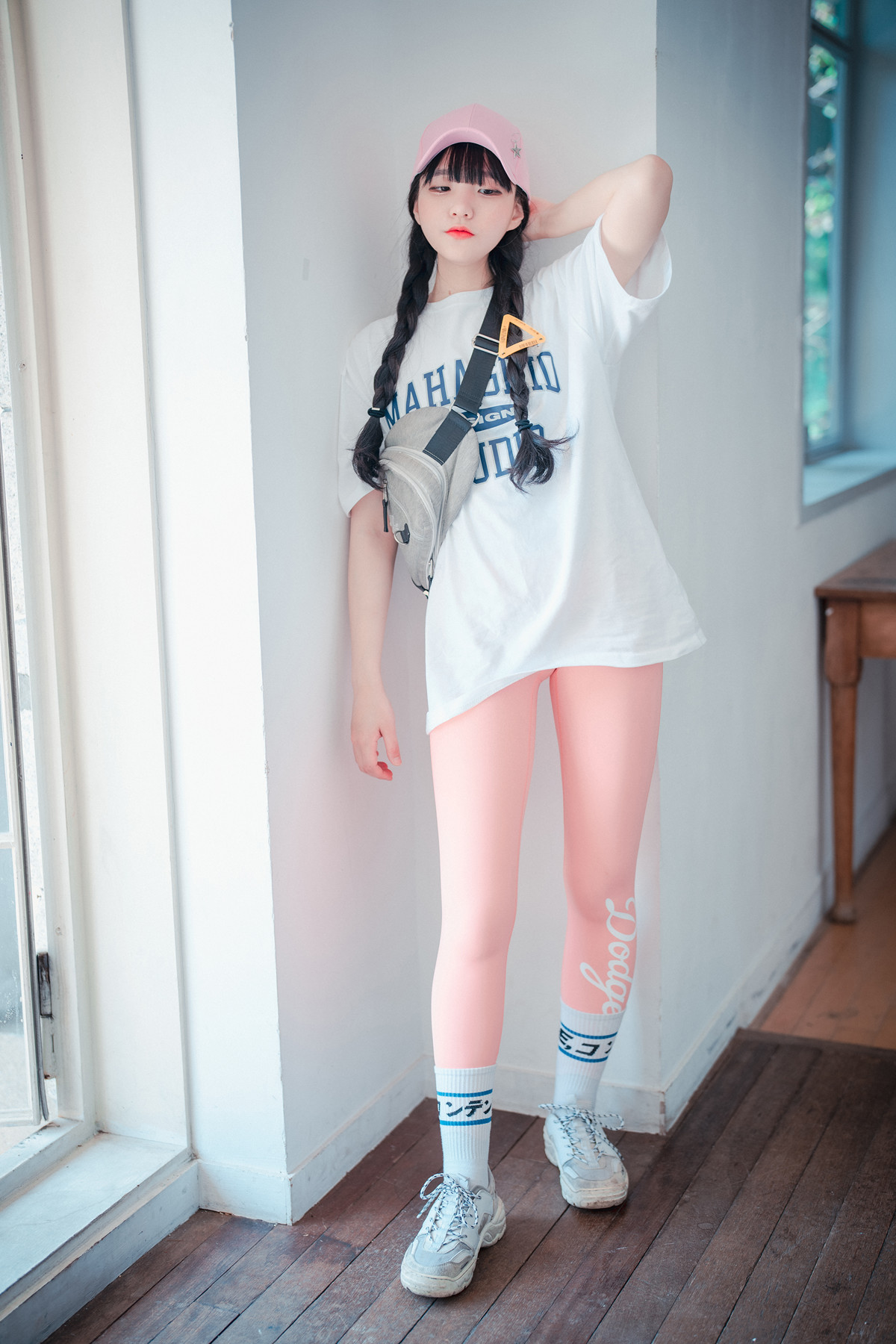 Jeong-Jenny-정제니-DJAWA-8216Loose-and-Tight-Pink8217-Set03-03-20