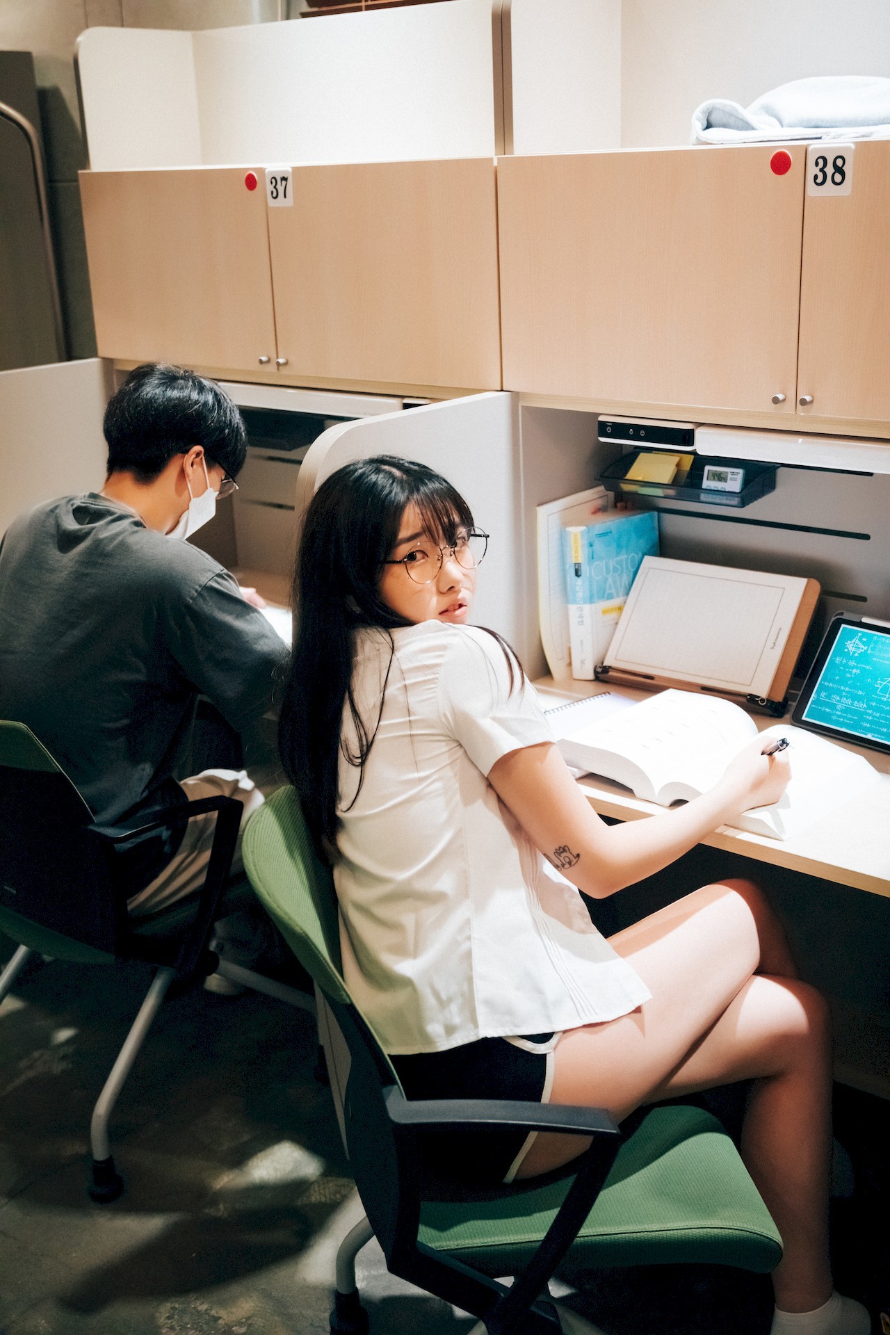 Sonson-손손-Loozy-Reading-Room-Set01-04-15